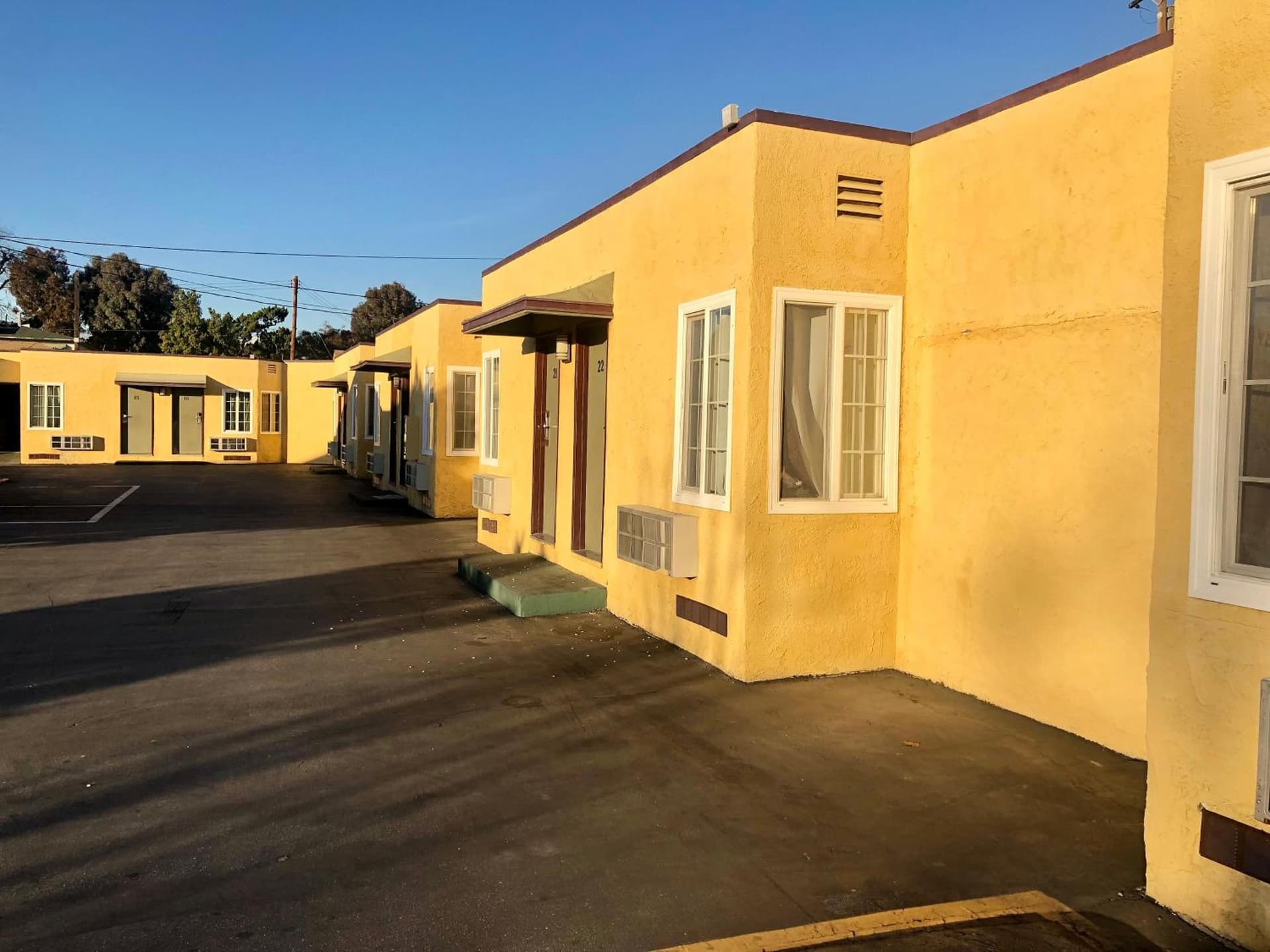 Deluxe Inn interior in Pomona, CA — gallery photo 2