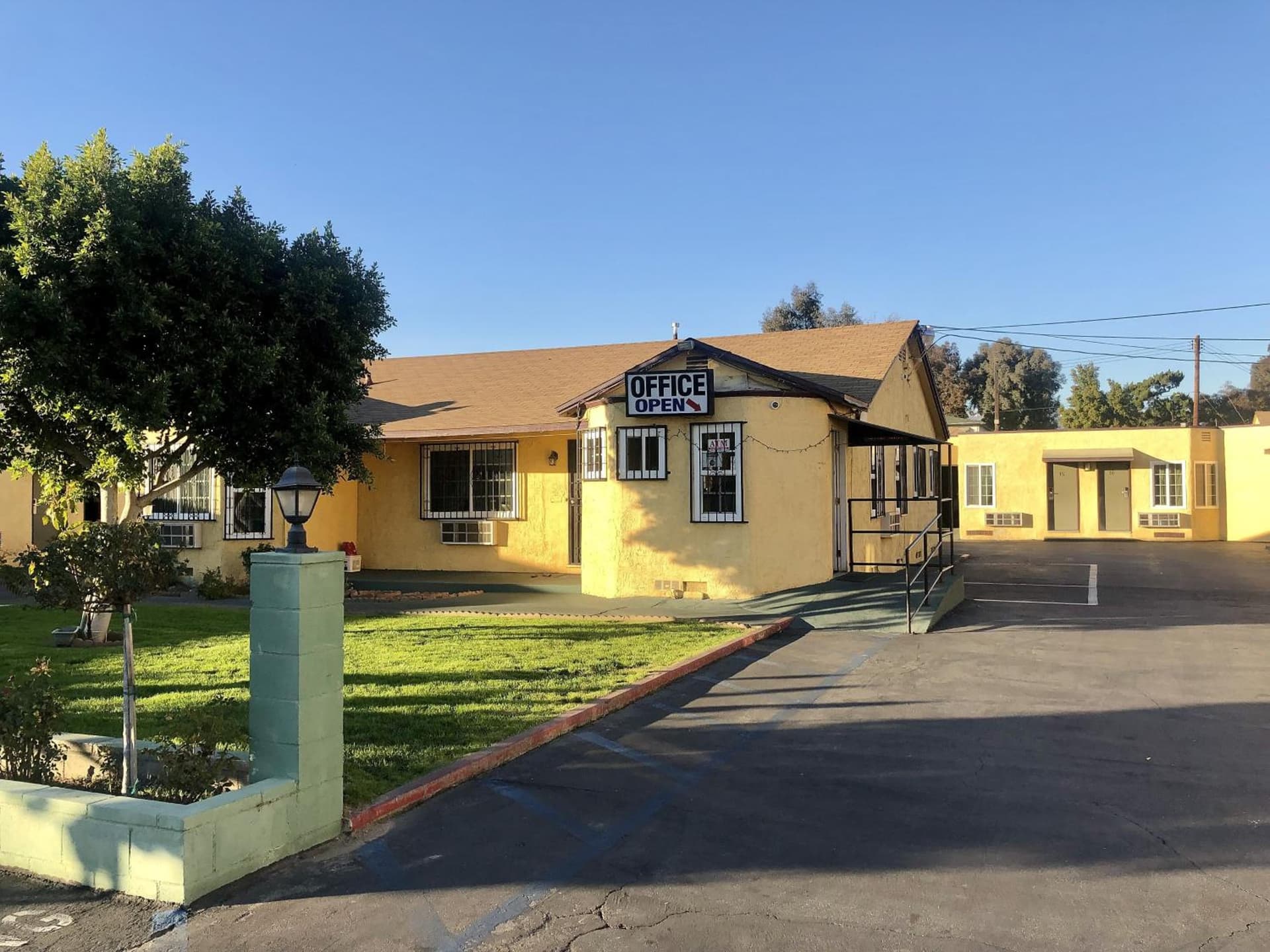 Deluxe Inn property views in Pomona, CA — gallery photo 3