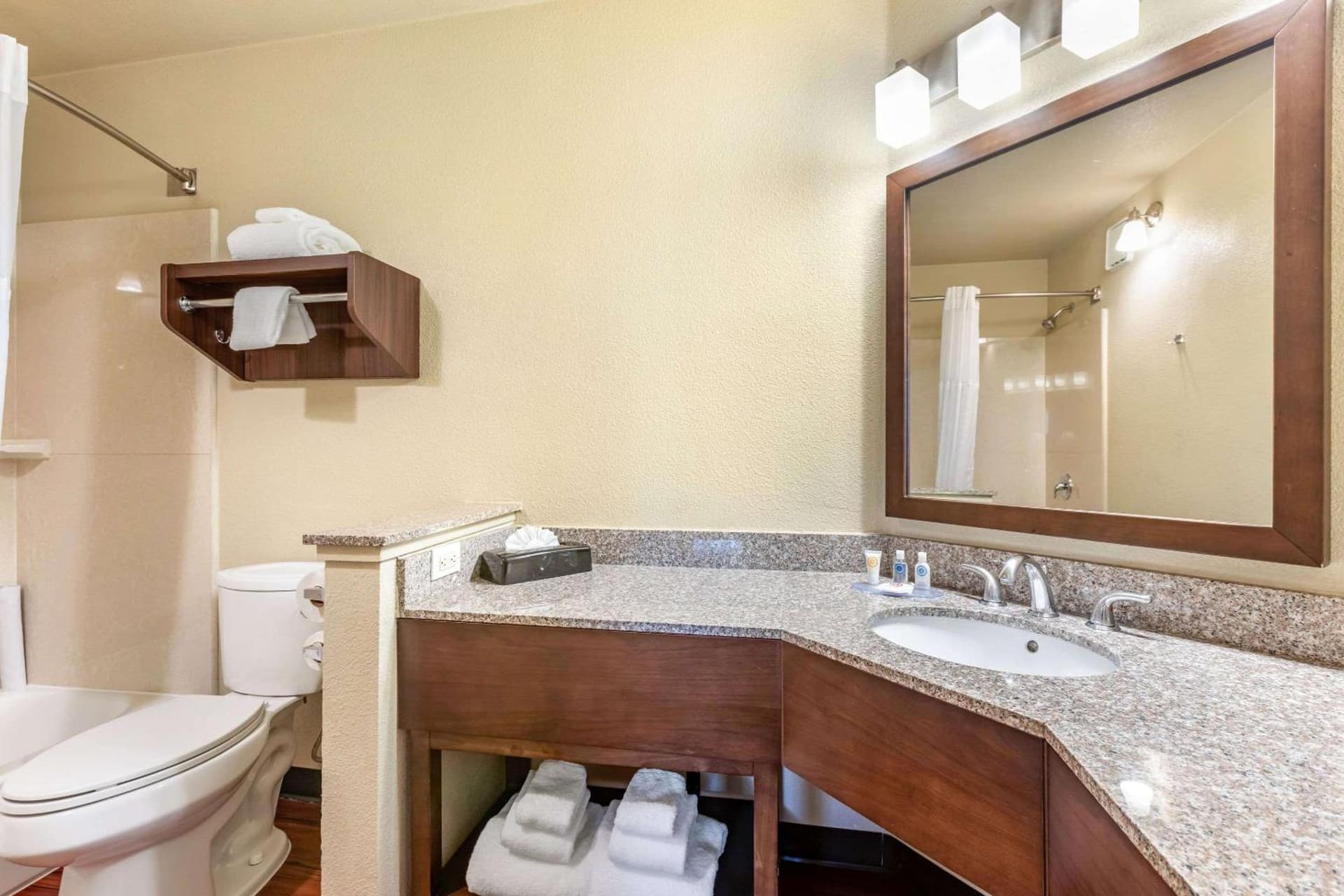 Comfort Inn & Suites Orange County John Wayne Airport gallery photo in Santa Ana, CA — image 10