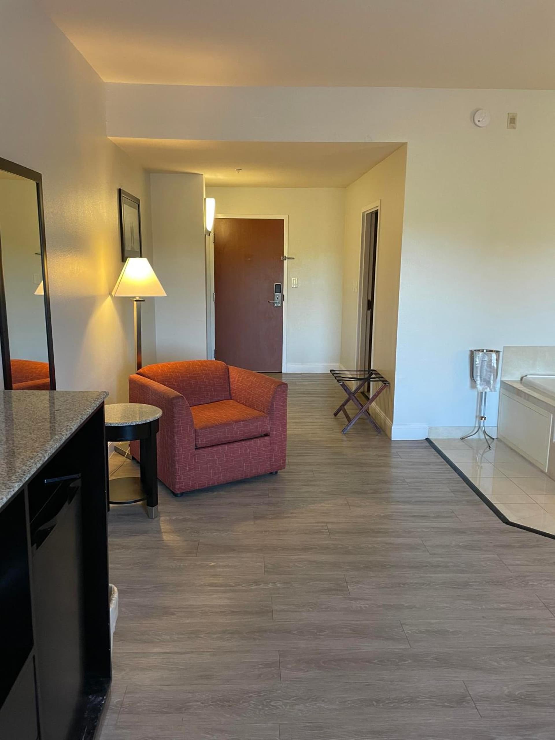 Days Inn & Suites by Wyndham Lakeland gallery photo in Lakeland, FL — image 9