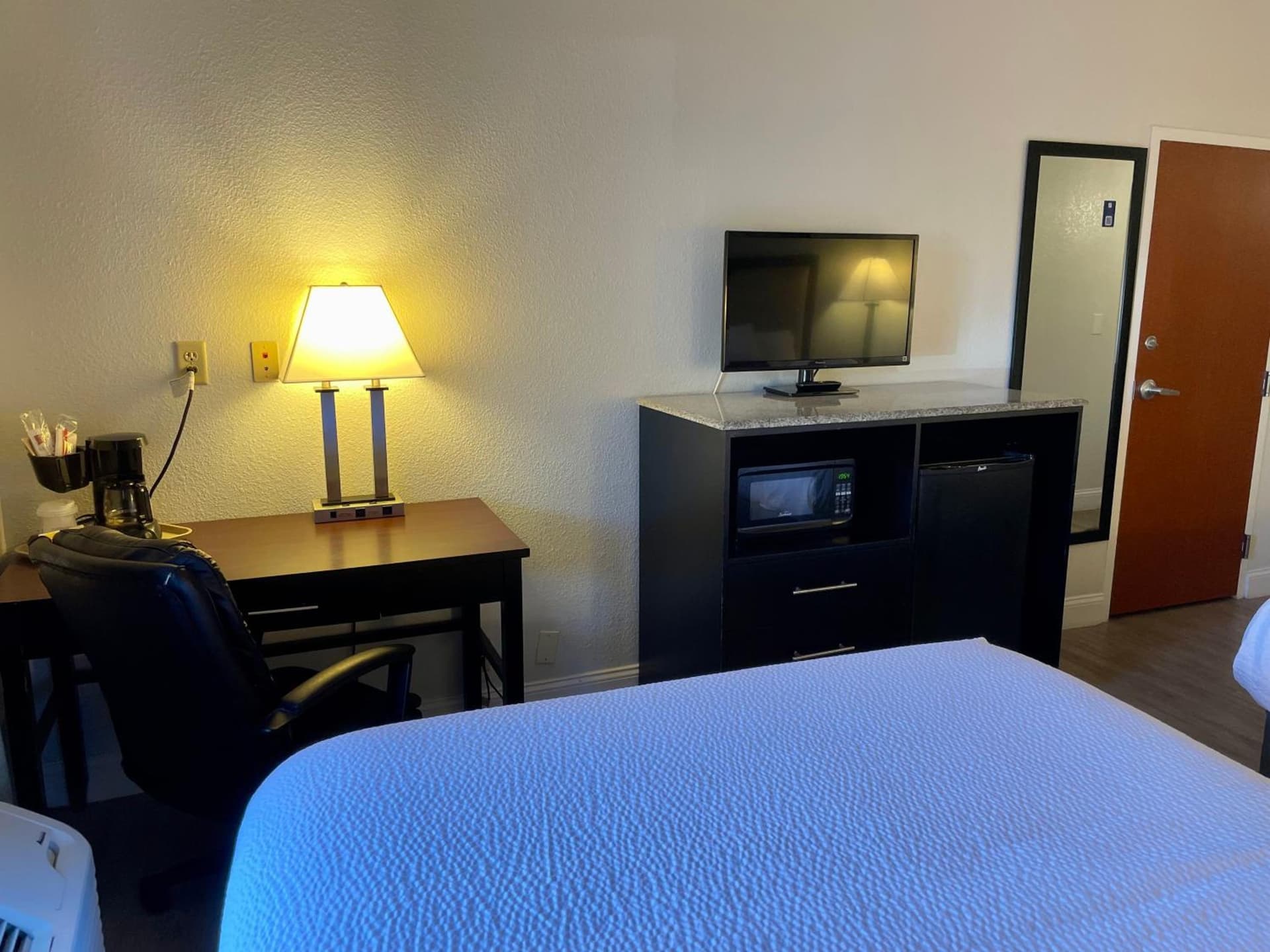 Days Inn & Suites by Wyndham Lakeland interior in Lakeland, FL — gallery photo 2