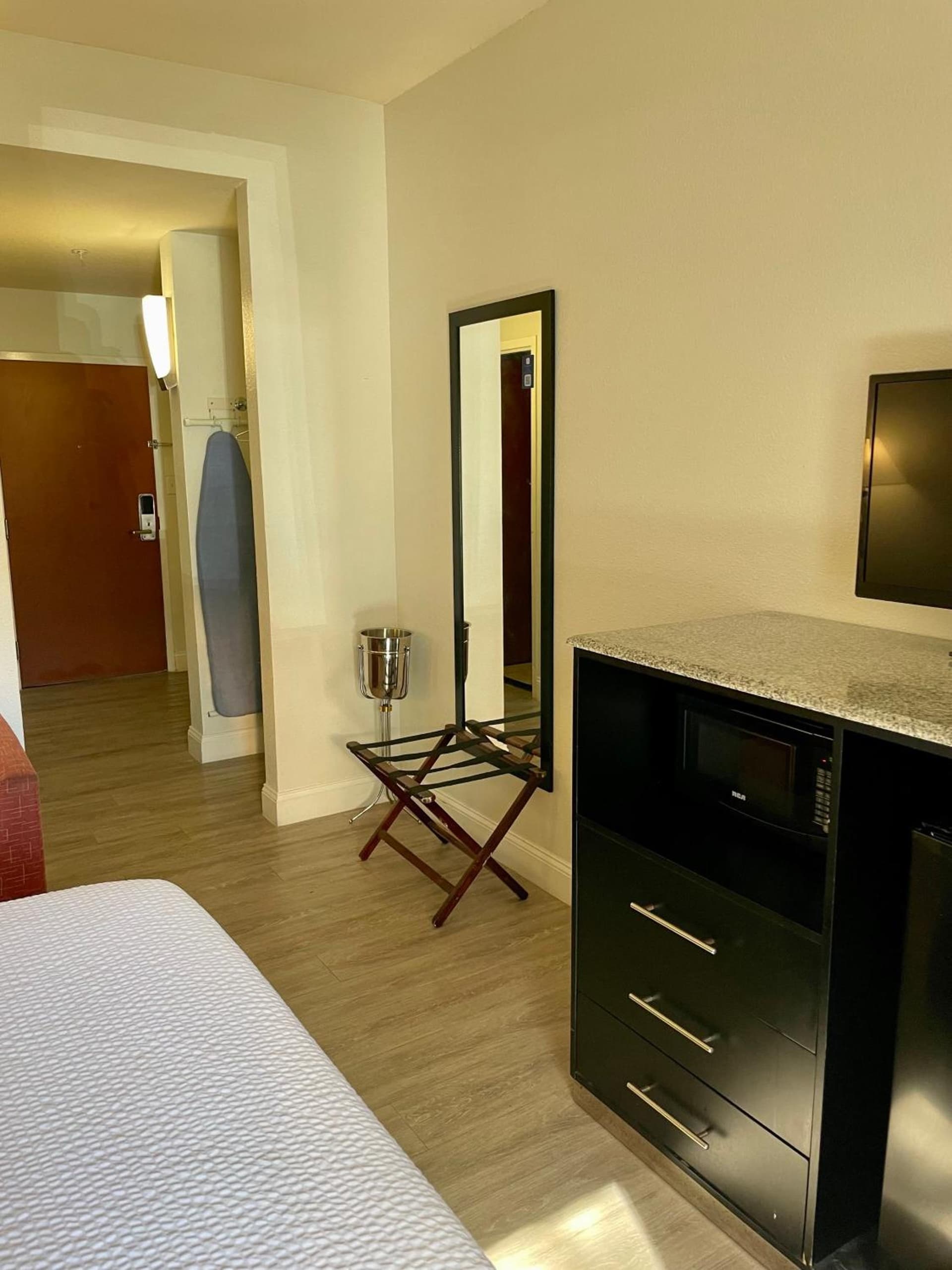 Days Inn & Suites by Wyndham Lakeland gallery photo in Lakeland, FL — image 60