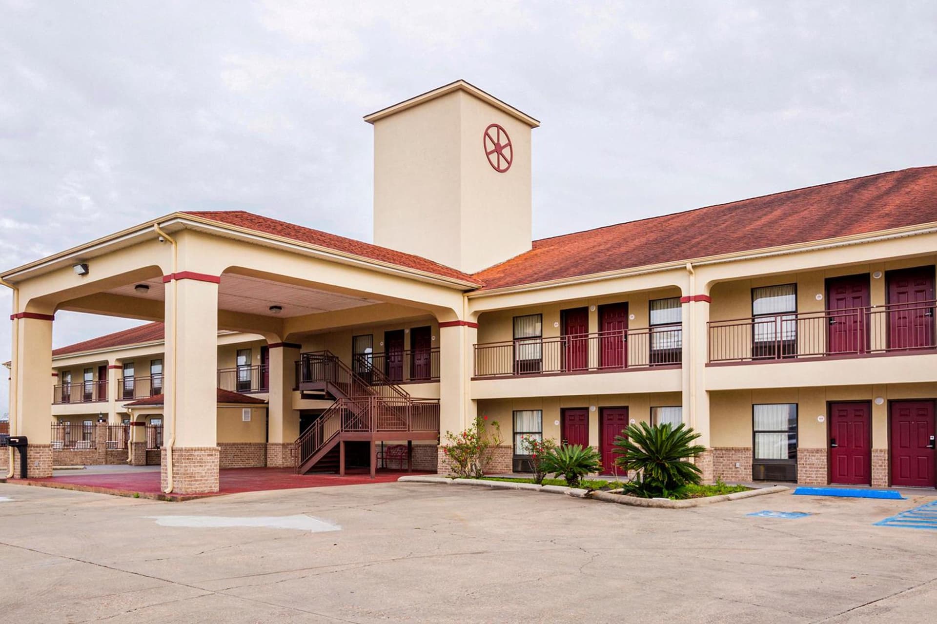 OYO Hotel LSU featured exterior or lobby in Port Allen, LA — similar hotel