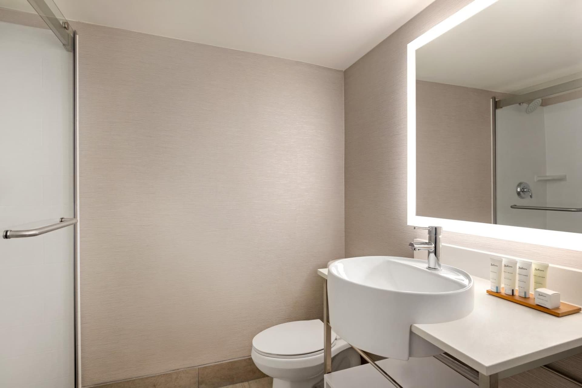 Holiday Inn Philadelphia Arpt-Stadium Area by IHG gallery photo in Philadelphia, PA — image 46