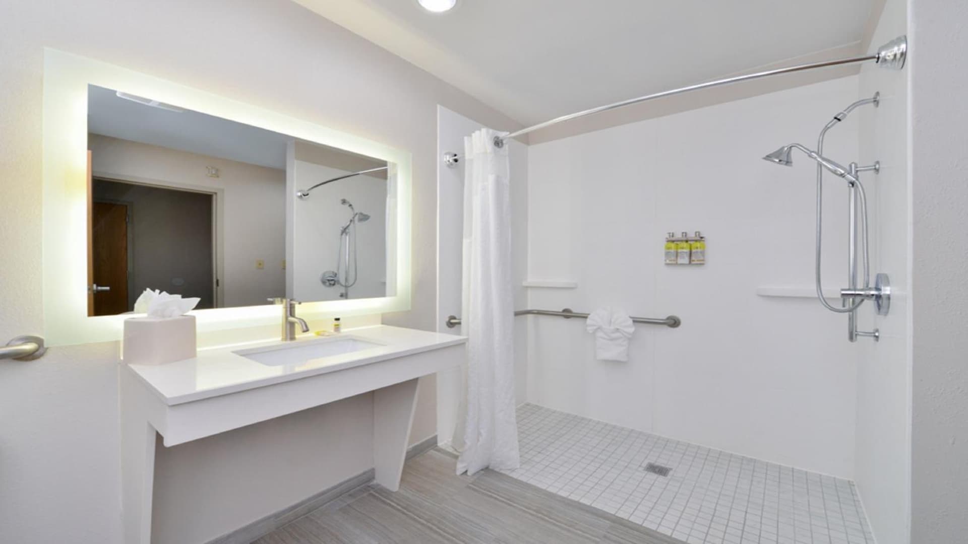 Holiday Inn Express Hotel & Suites La Place by IHG interior in Laplace, LA — gallery photo 2