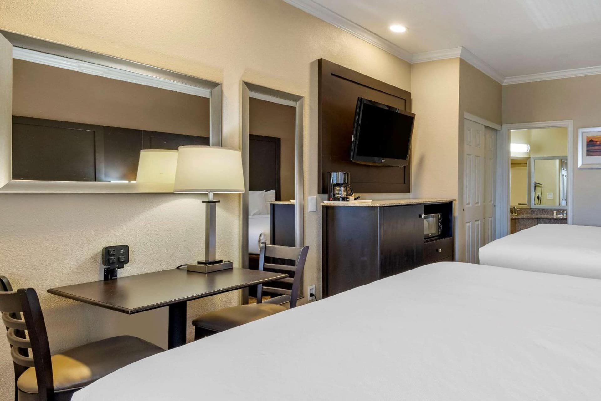 Comfort Inn & Suites Huntington Beach gallery photo in Huntington Beach, CA — image 4