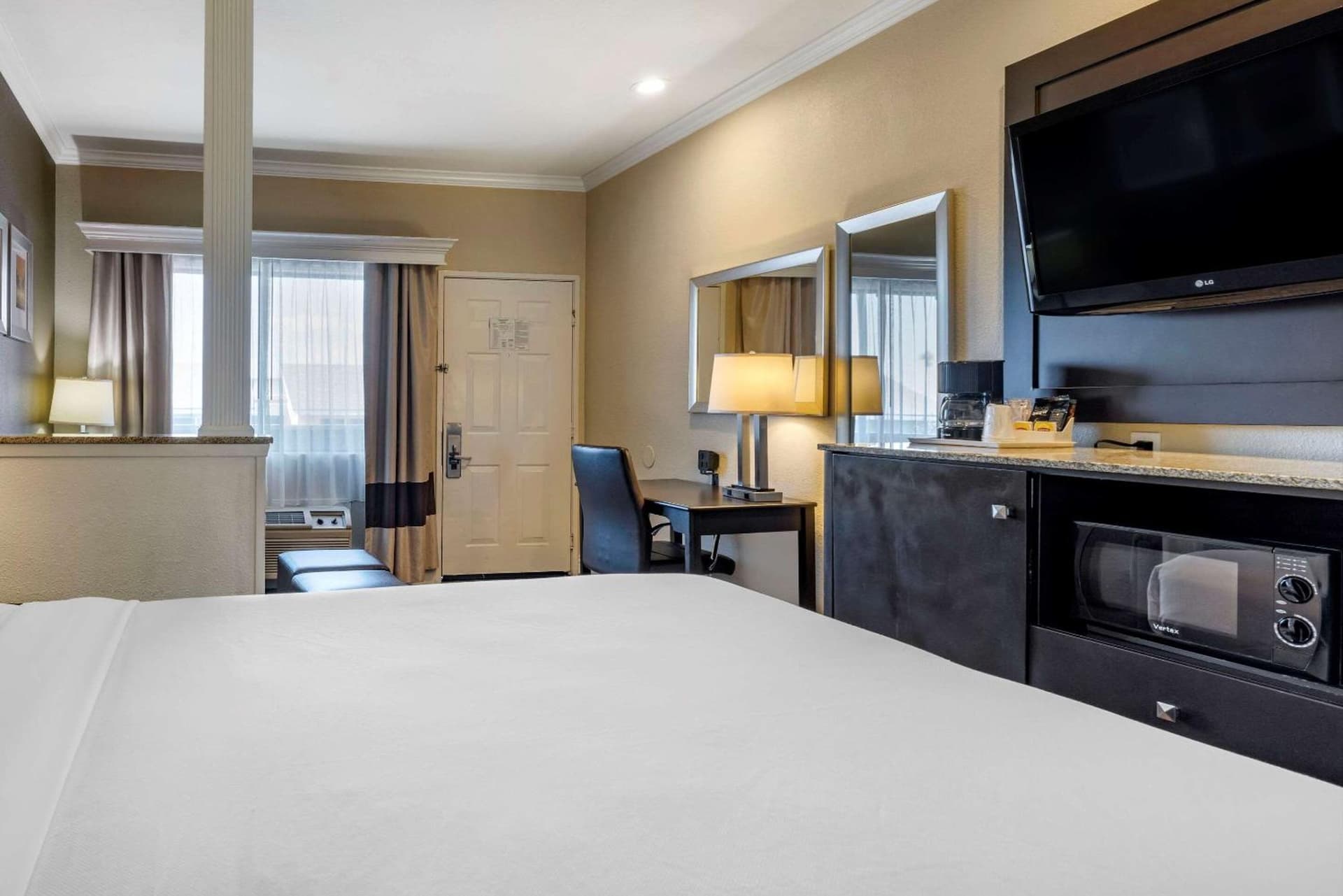 Comfort Inn & Suites Huntington Beach property views in Huntington Beach, CA — gallery photo 3