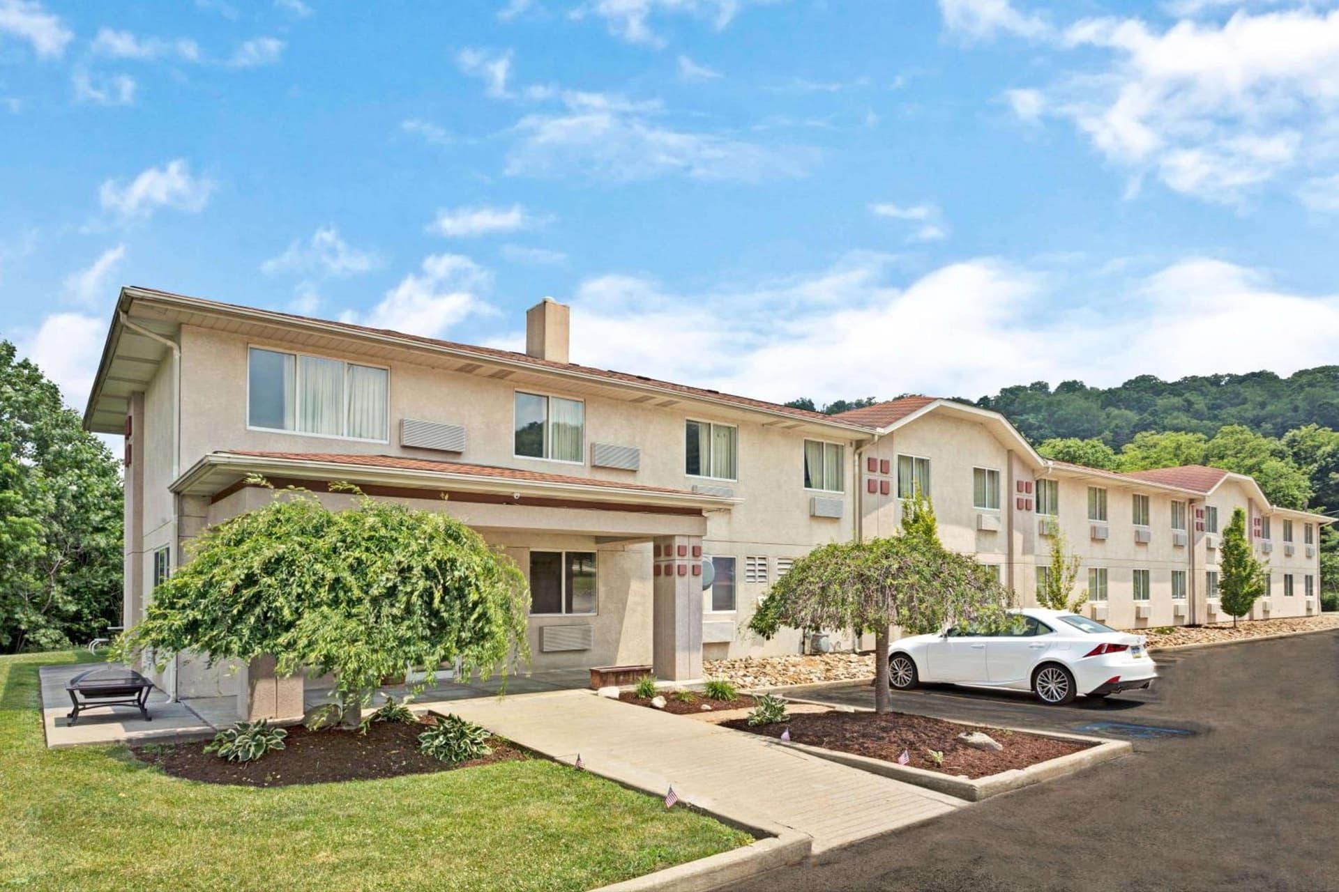 Super 8 by Wyndham Canonsburg/Pittsburgh Area featured exterior or lobby in Canonsburg, PA — similar hotel