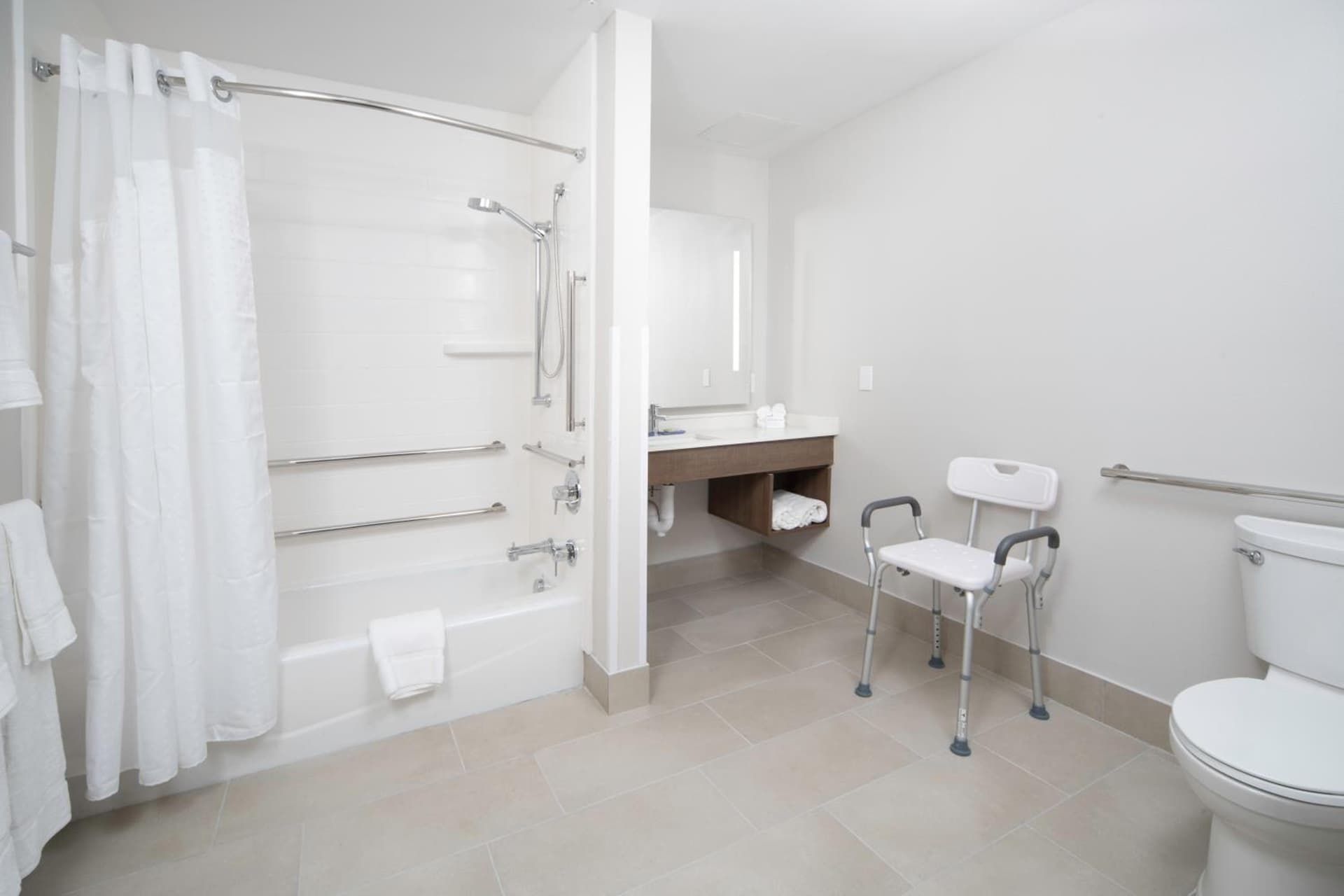 Holiday Inn Express & Suites - Fort Myers Airport by IHG gallery photo in Fort Myers, FL — image 43