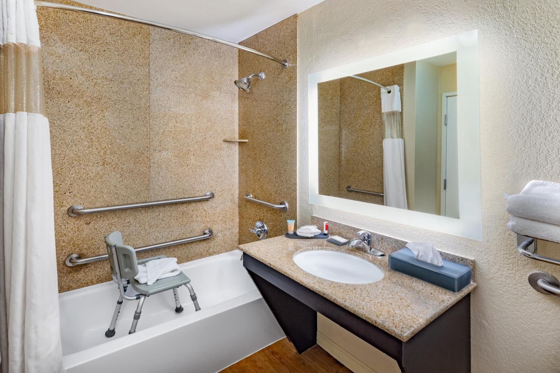 La Quinta by Wyndham Garland Harbor Point gallery photo in Garland, TX — image 11
