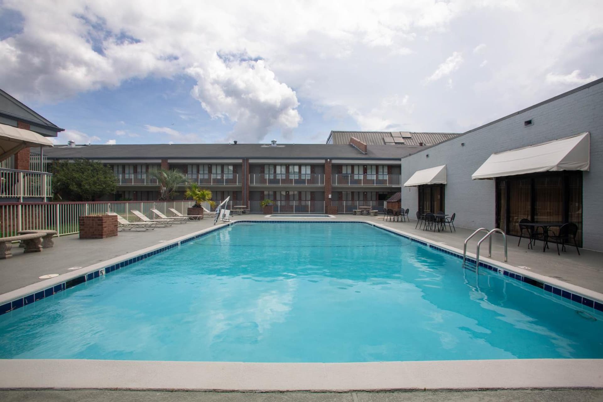 Days Inn by Wyndham Mobile I-65 gallery photo in Mobile, AL — image 33