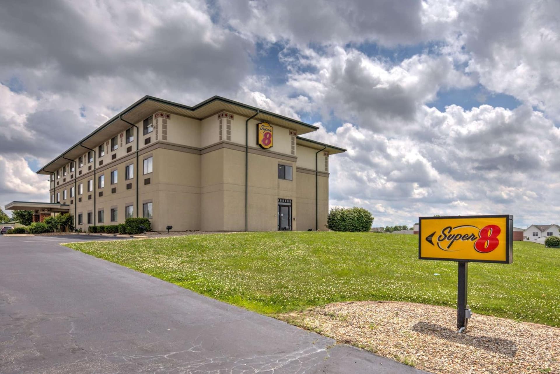 Super 8 by Wyndham Waterloo interior in Waterloo, IL — gallery photo 2