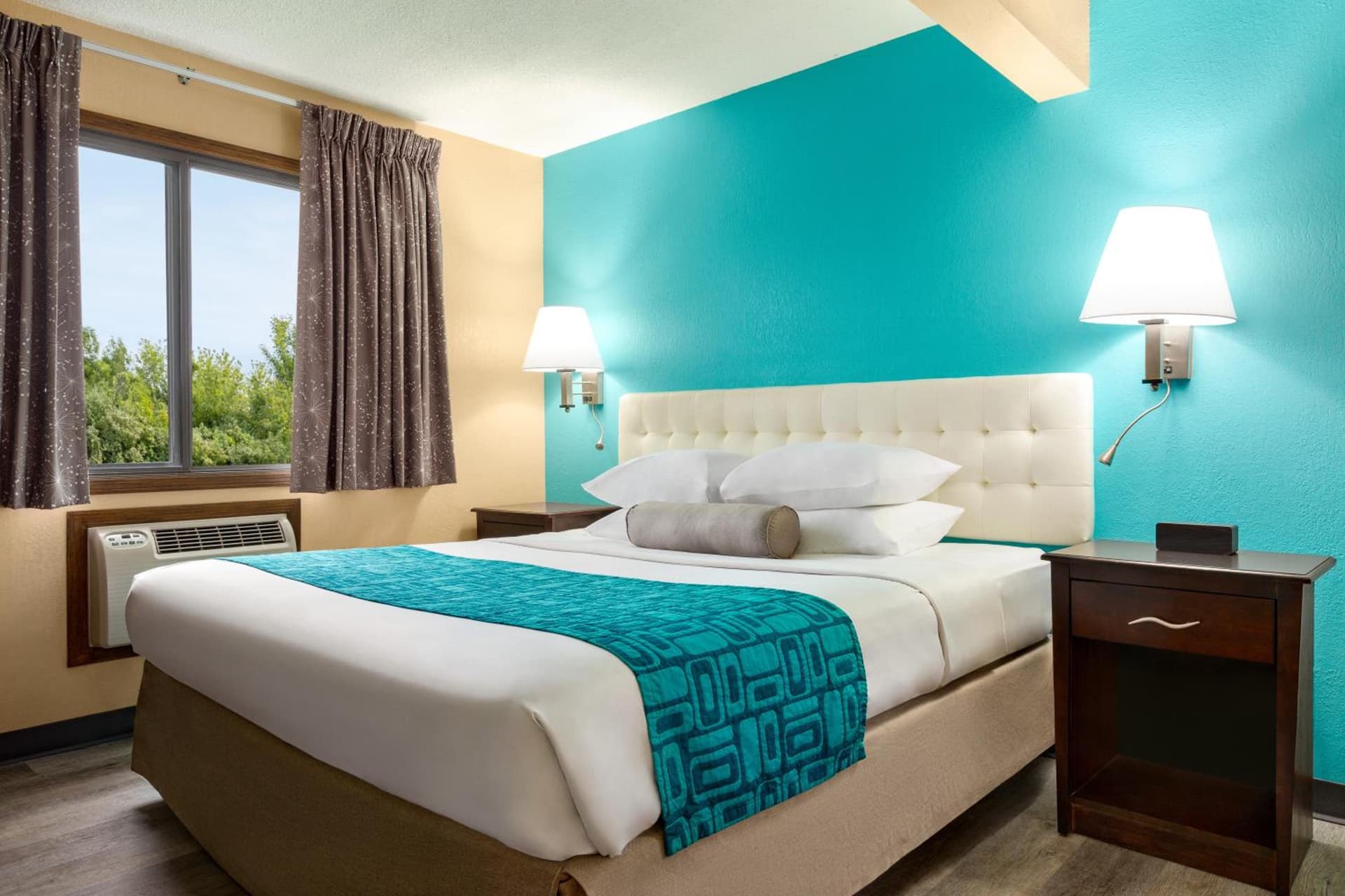 Howard Johnson by Wyndham Waterloo/Cedar Falls interior in Waterloo, IA — gallery photo 2