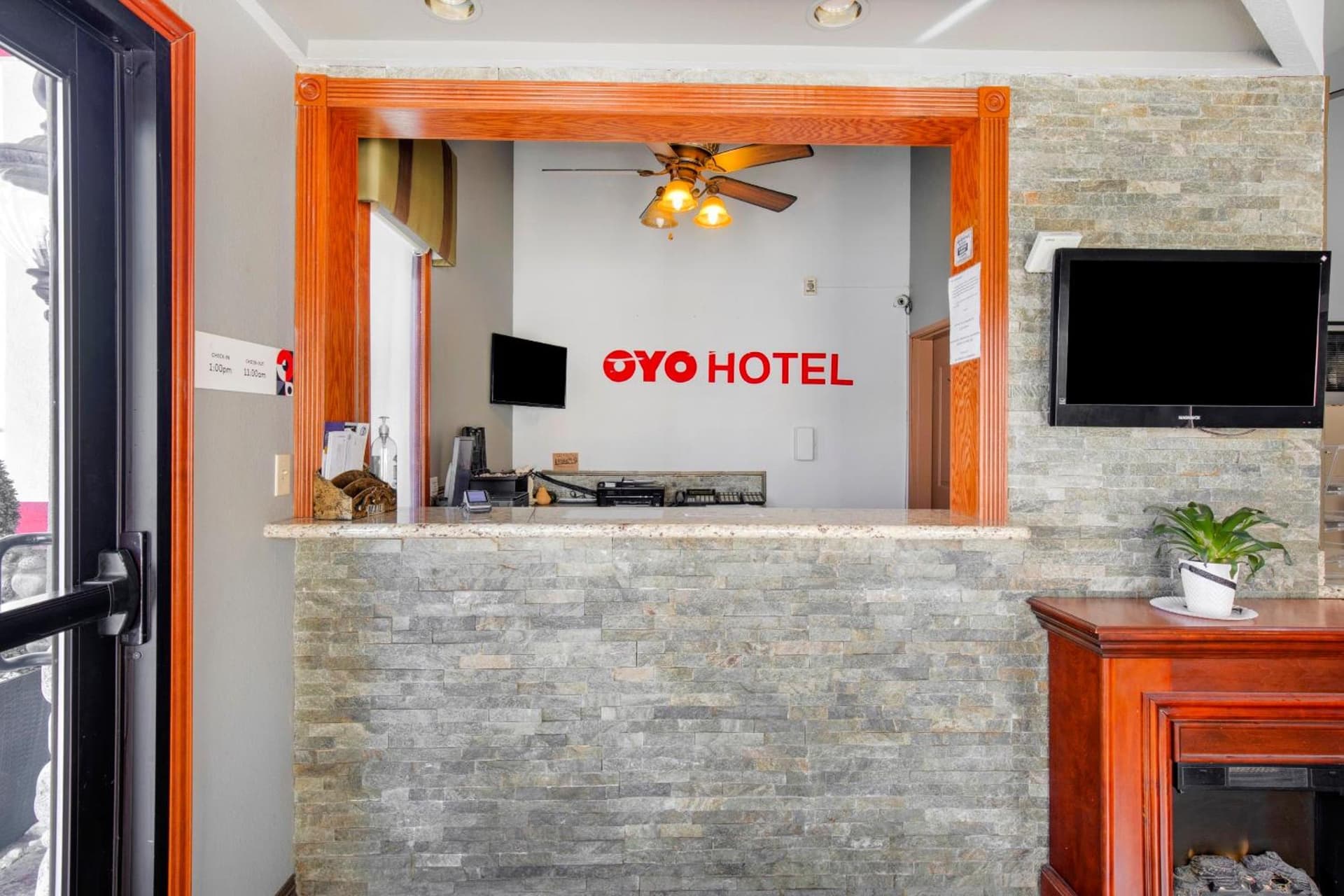OYO Hotel Castle Rock CO Downtown property views in Castle Rock, CO — gallery photo 3
