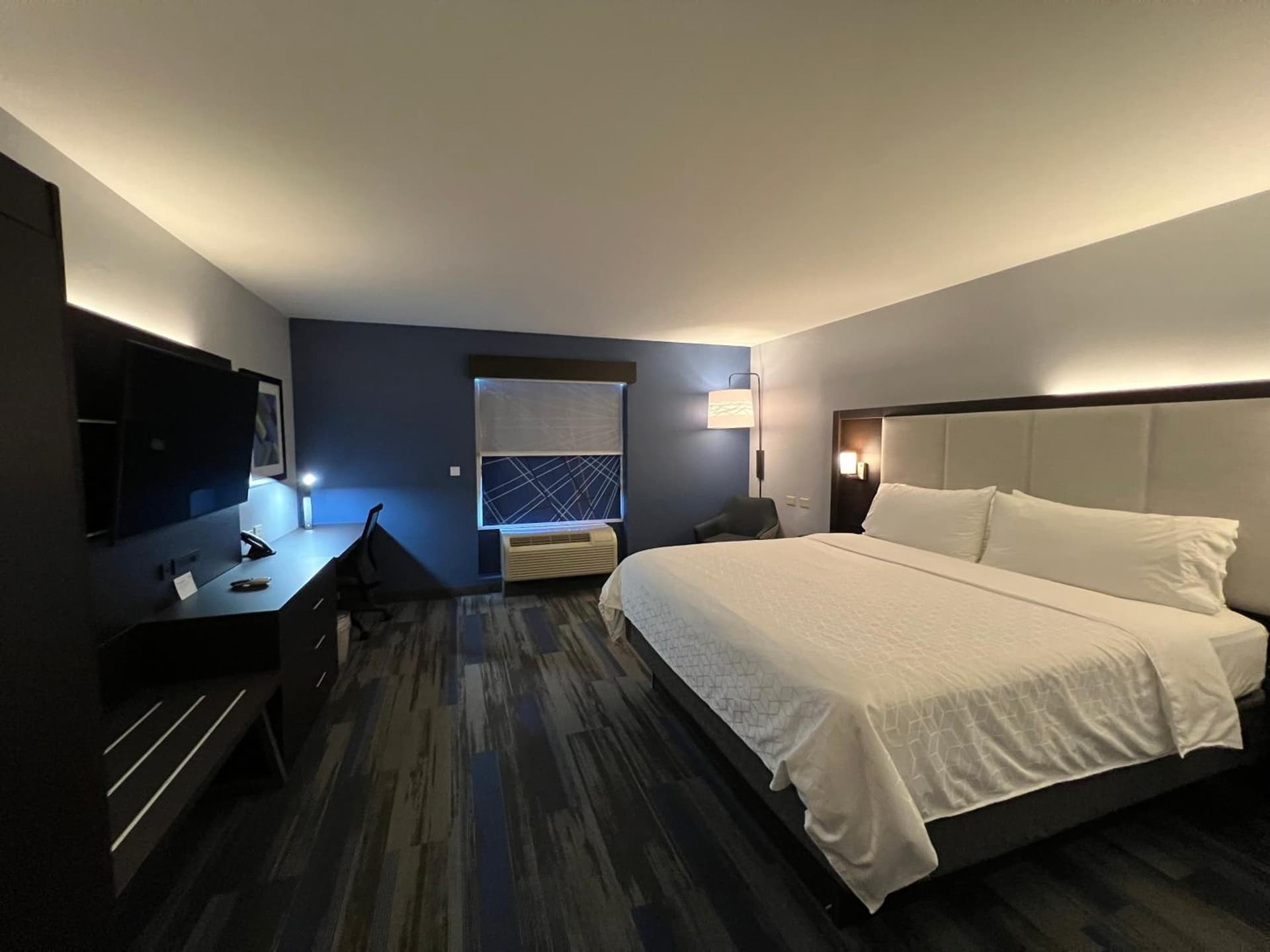 Holiday Inn Express & Suites Columbia - East Elkridge, Jessup an IHG Hotel interior in Elkridge, MD — gallery photo 2