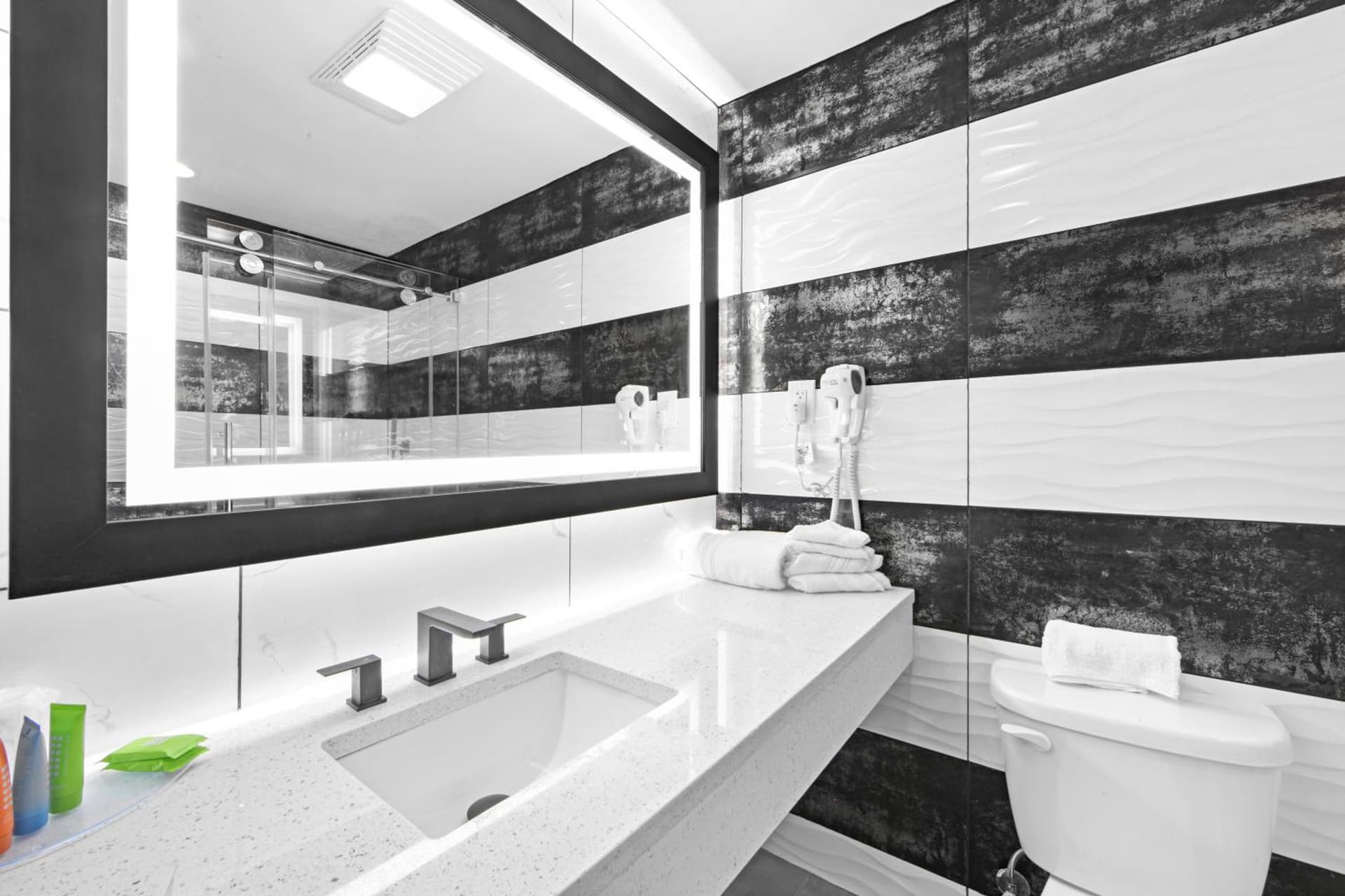 Casa Azul Hotel Blu JFK property views in Queens Village, NY — gallery photo 3