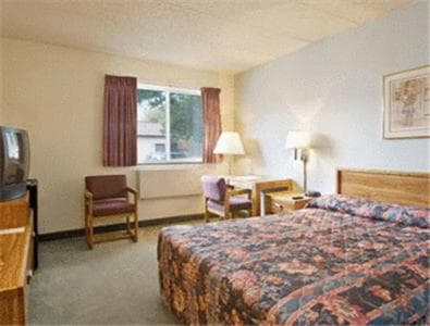 Sunset Inn & Suites interior in Lincoln, NE — gallery photo 2