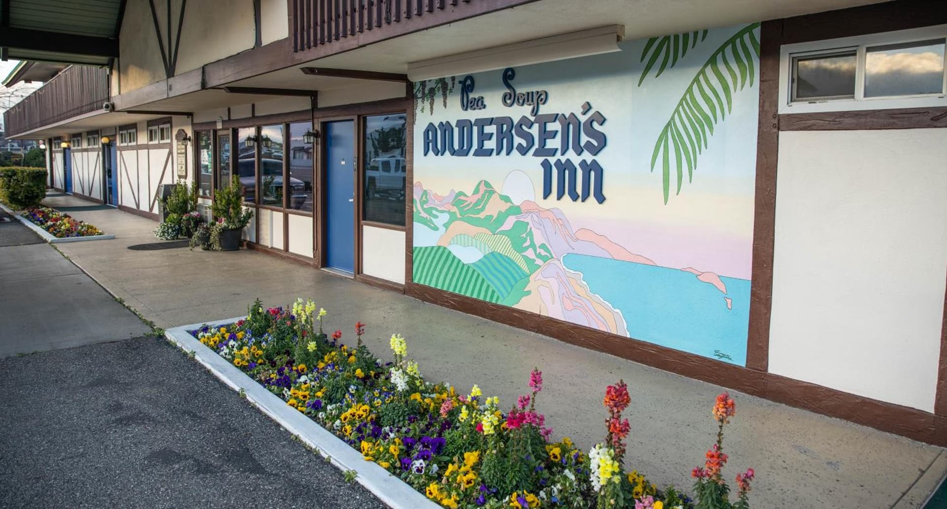 Pea Soup Andersen's Inn interior in Buellton, CA — gallery photo 2