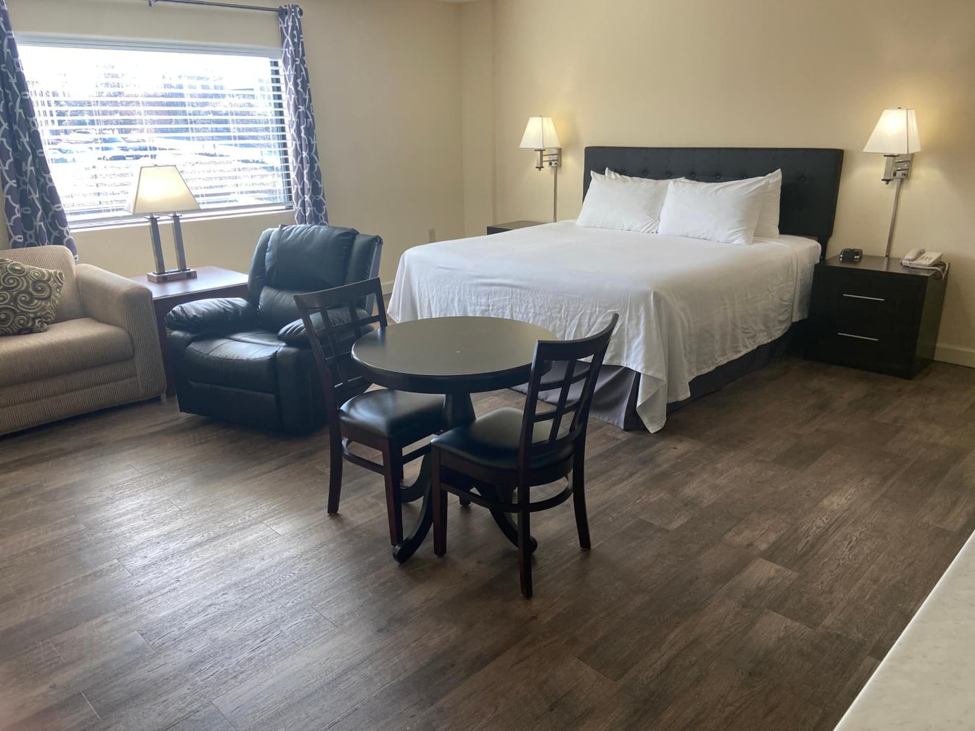 University Inn Duke gallery photo in Durham, NC — image 25