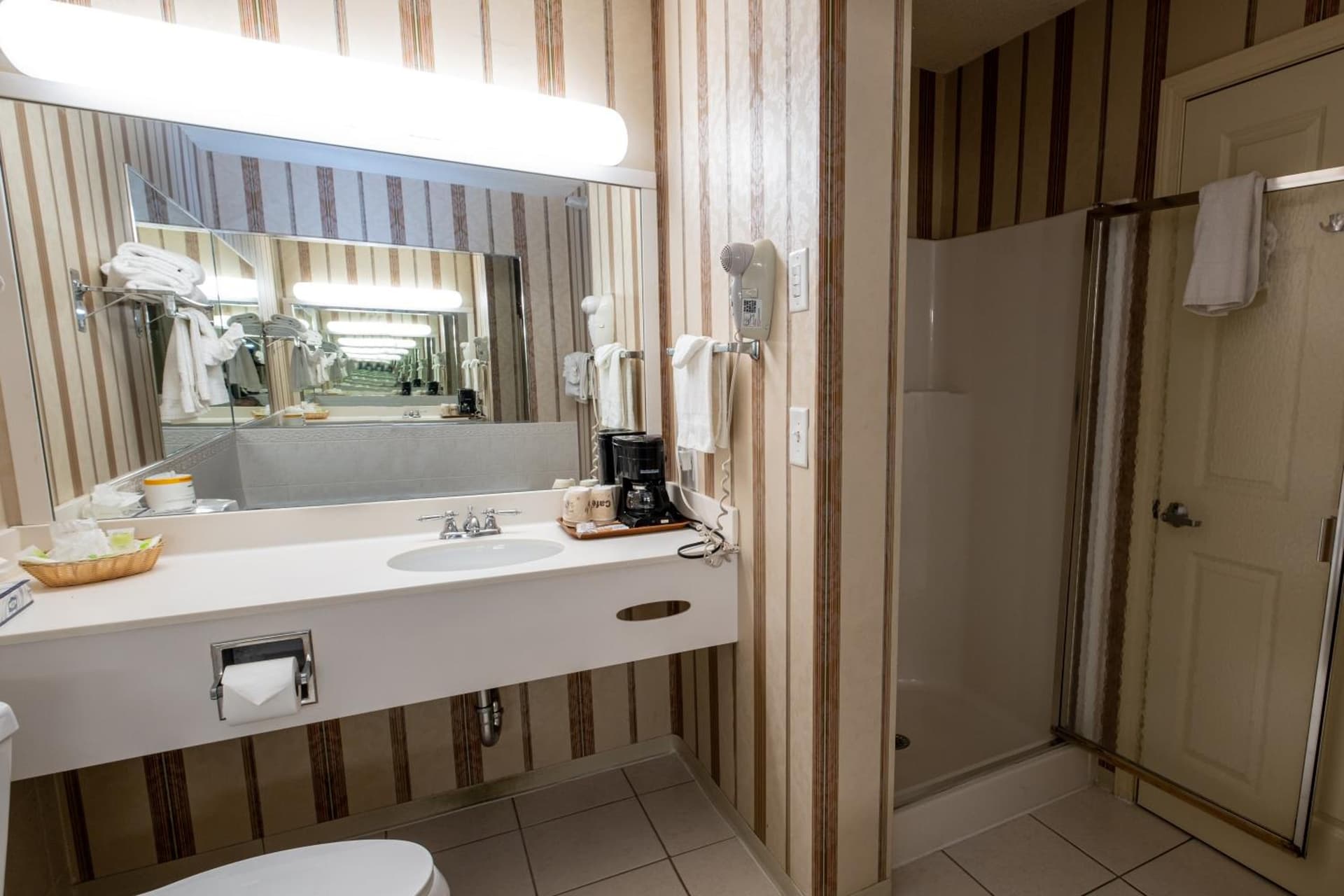 Hilltop Inn & Suites, near Foxwoods Casino gallery photo in North Stonington — image 12