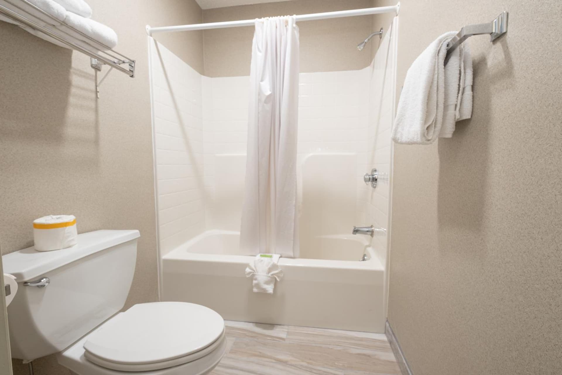 Hilltop Inn & Suites, near Foxwoods Casino gallery photo in North Stonington — image 70