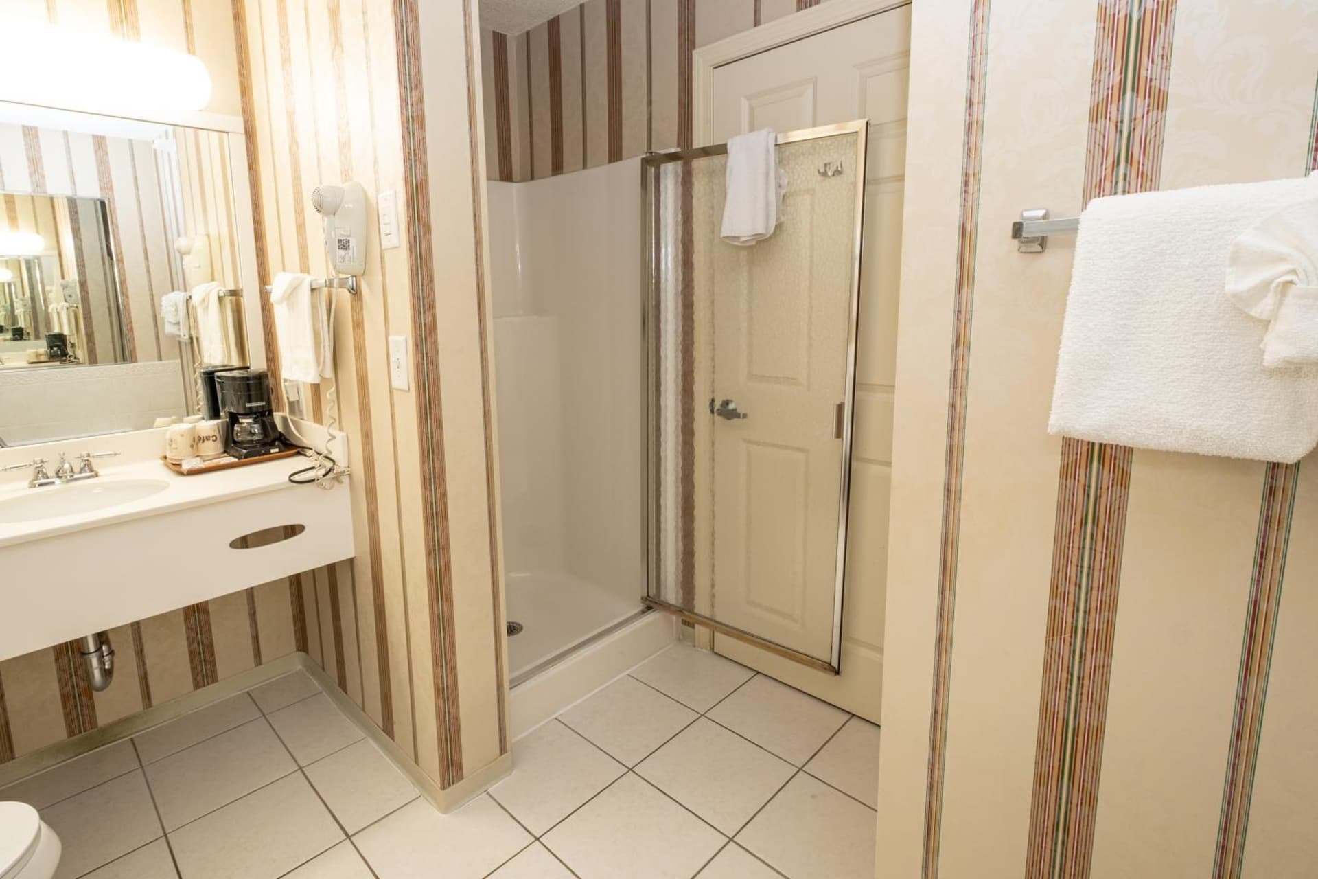 Hilltop Inn & Suites, near Foxwoods Casino gallery photo in North Stonington — image 78