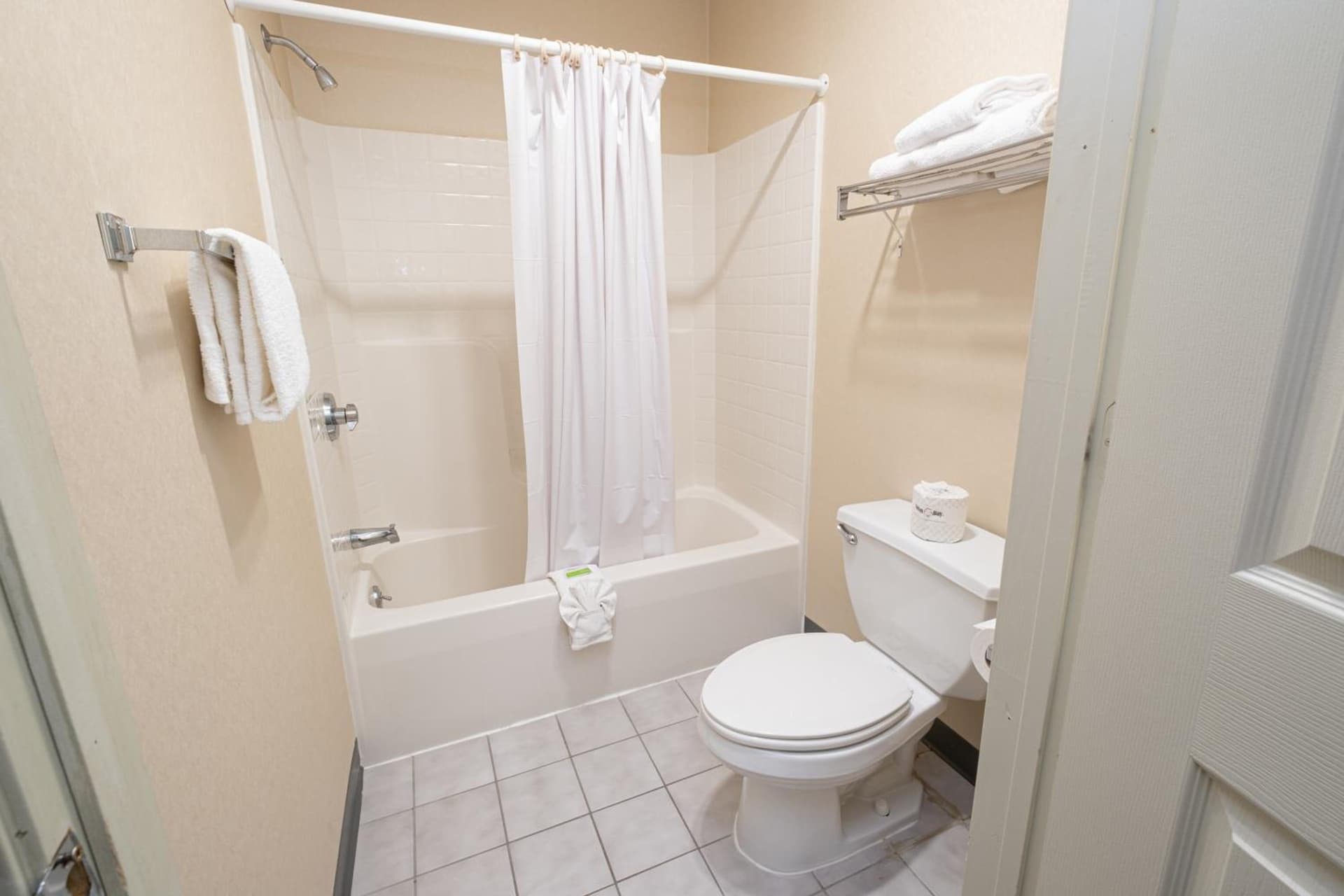 Hilltop Inn & Suites, near Foxwoods Casino gallery photo in North Stonington — image 35