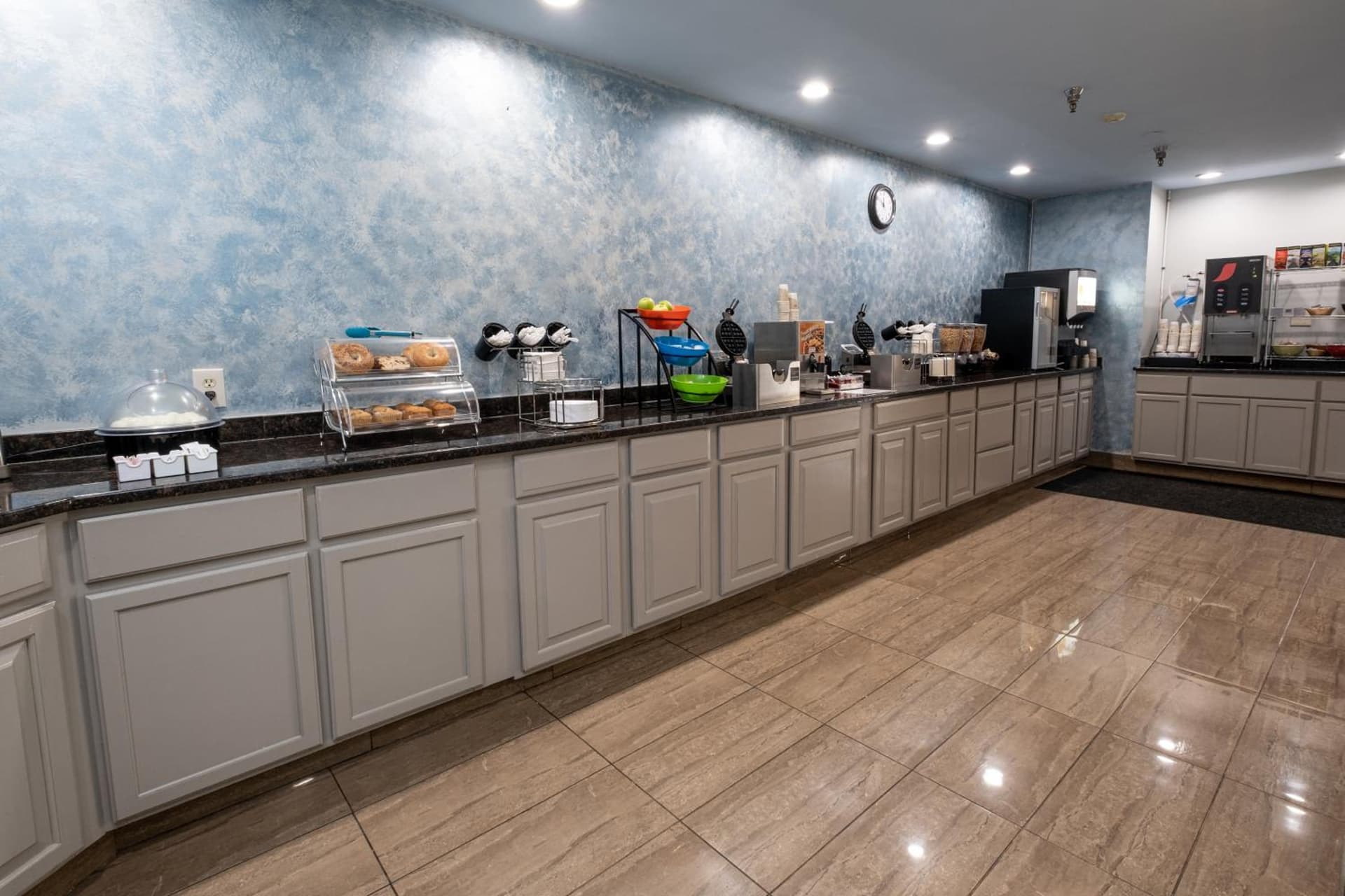 Hilltop Inn & Suites, near Foxwoods Casino gallery photo in North Stonington — image 5