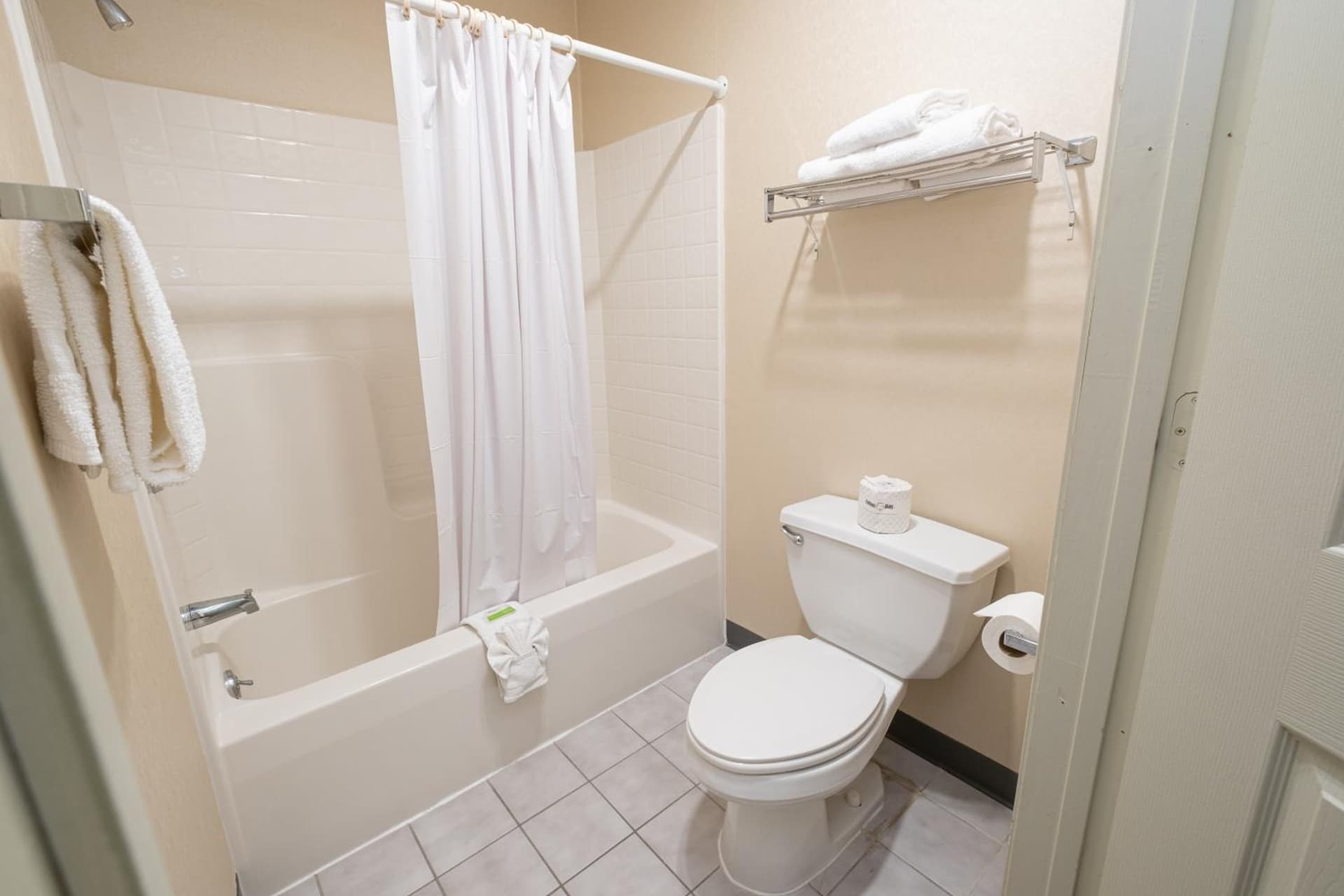 Hilltop Inn & Suites, near Foxwoods Casino gallery photo in North Stonington — image 25