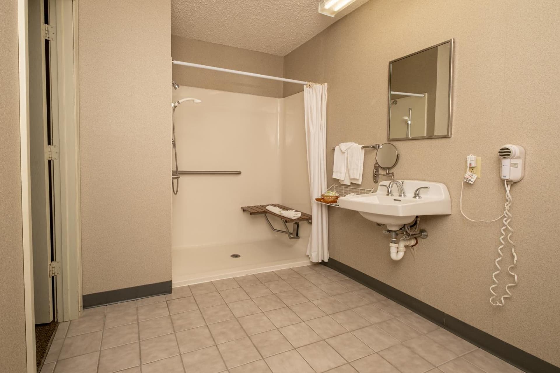 Hilltop Inn & Suites, near Foxwoods Casino gallery photo in North Stonington — image 82