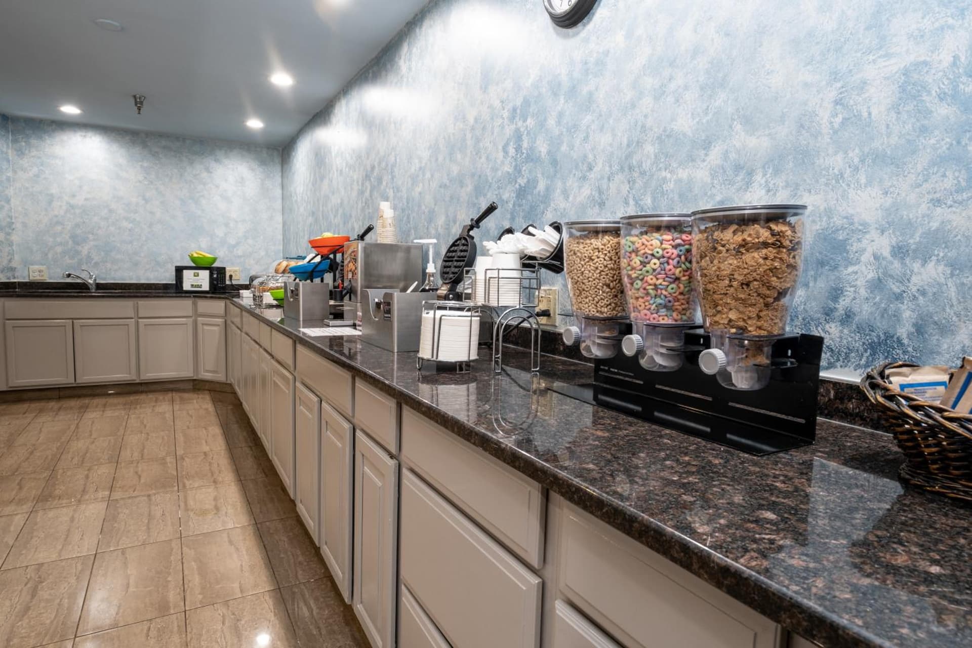 Hilltop Inn & Suites, near Foxwoods Casino gallery photo in North Stonington — image 28