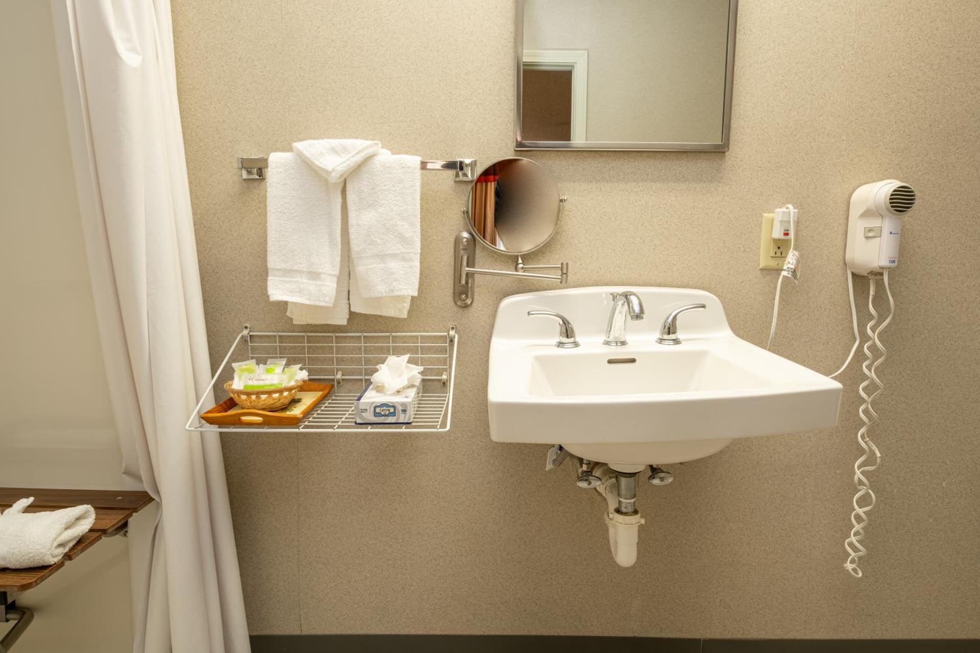 Hilltop Inn & Suites, near Foxwoods Casino gallery photo in North Stonington — image 34