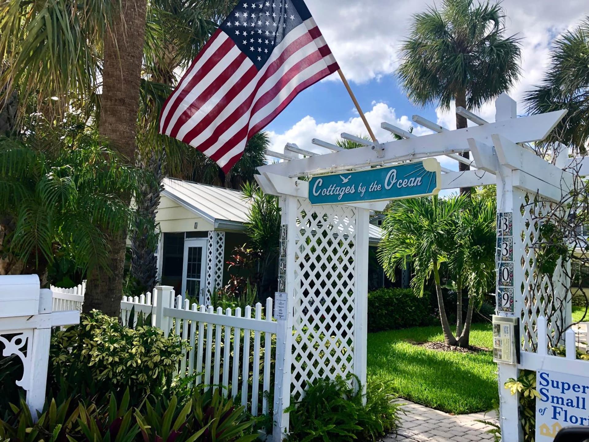 Cottages by the Ocean featured exterior or lobby in Pompano Beach, FL — similar hotel
