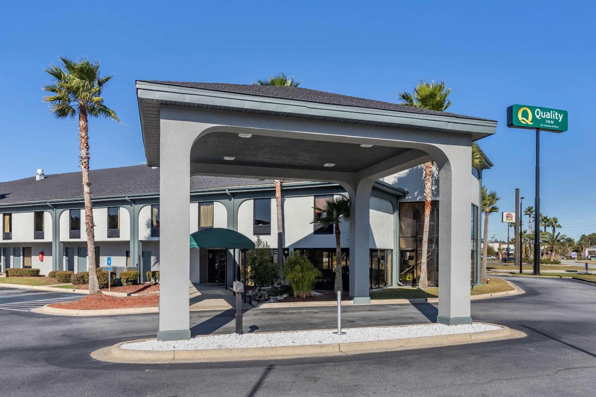 Quality Inn Brunswick interior in Brunswick, GA — gallery photo 2