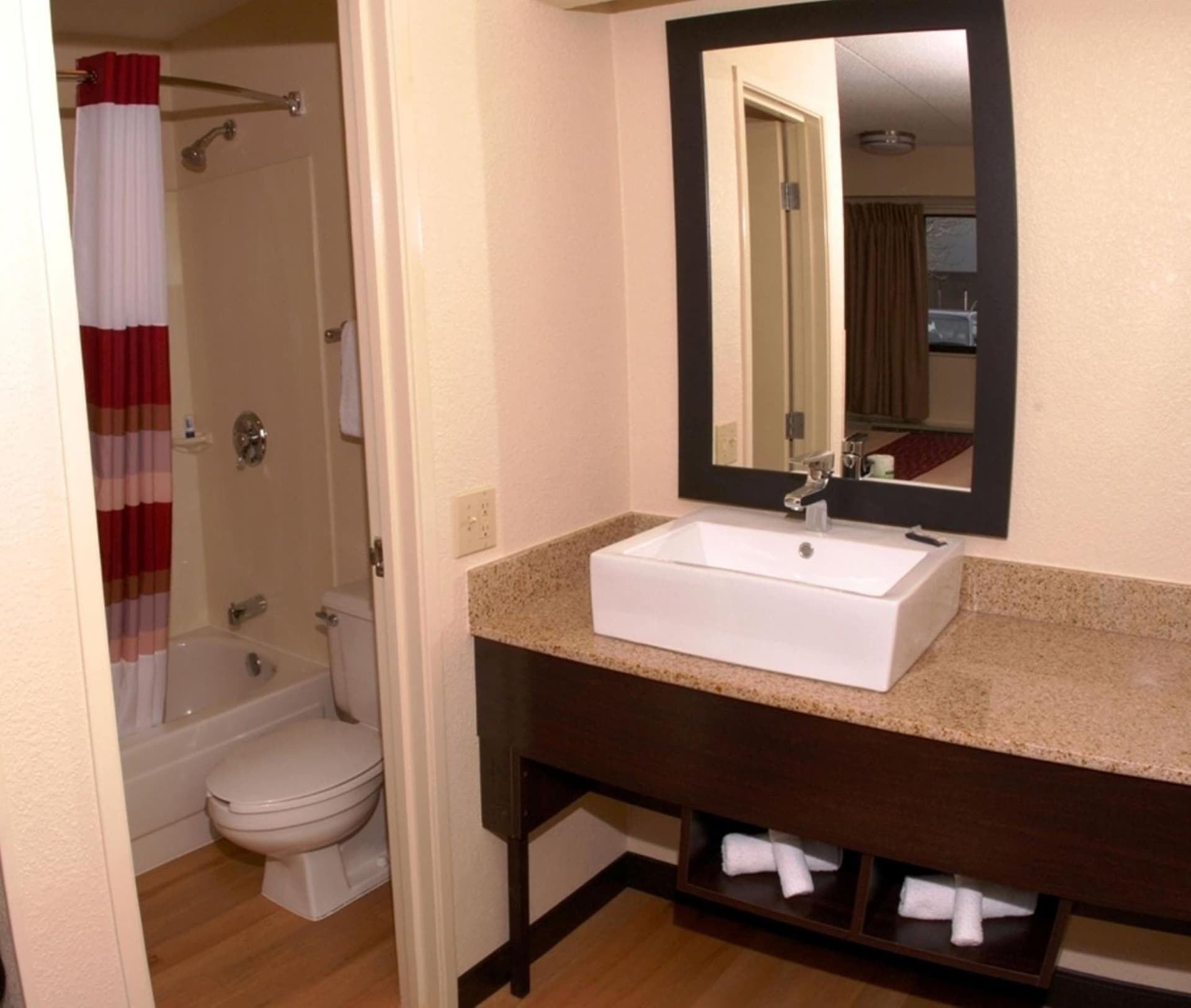 Red Roof Inn PLUS+ Washington DC - Alexandria gallery photo in Alexandria, VA — image 23