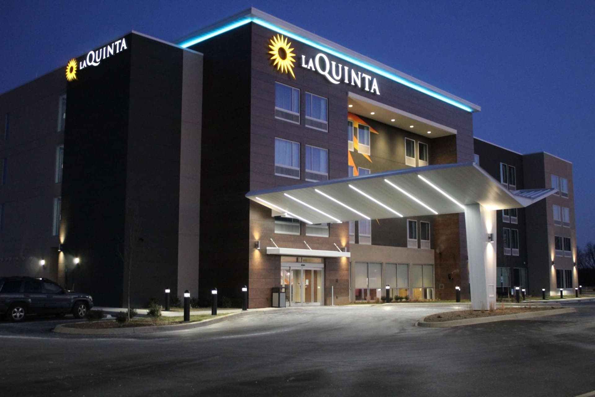 La Quinta Inn & Suites by Wyndham Bardstown interior in Bardstown, KY — gallery photo 2
