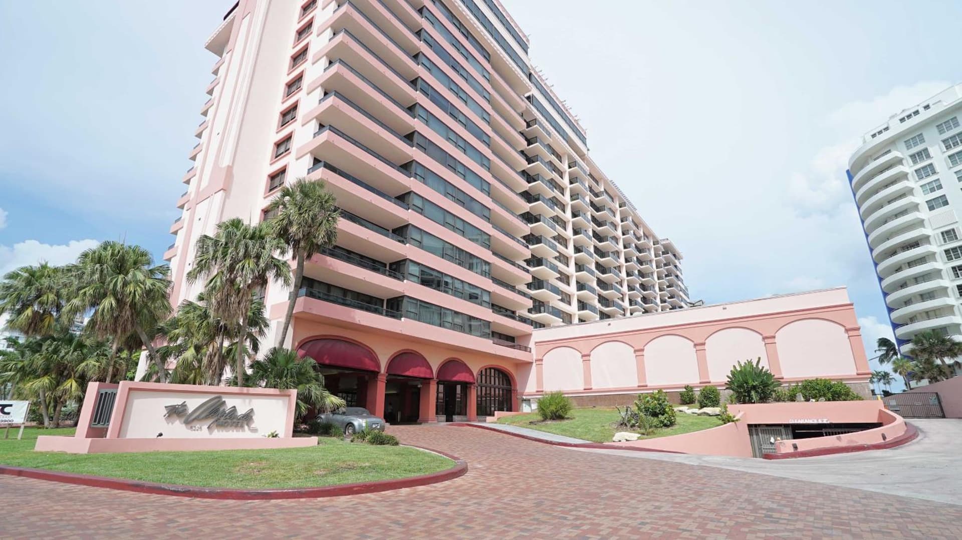 Deluxe Apartments by South Florida Vacations featured exterior or lobby in Miami Beach, FL — similar hotel