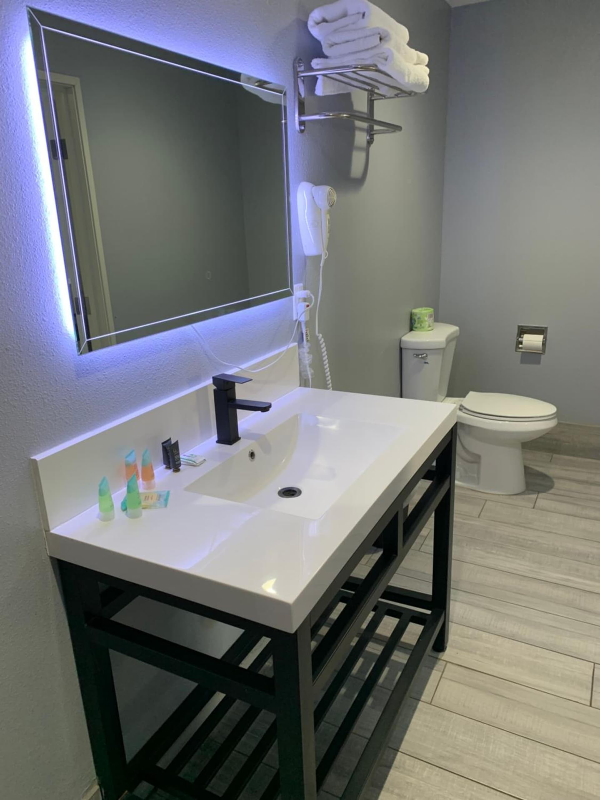 Willow Tree Inn & Suites interior in Sun Valley, CA — gallery photo 2