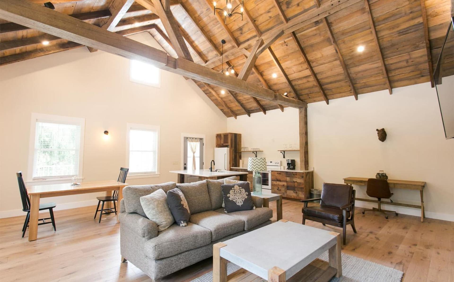 Farmhouse Suites by Amish Country Lodging gallery photo in Millersburg, OH — image 25