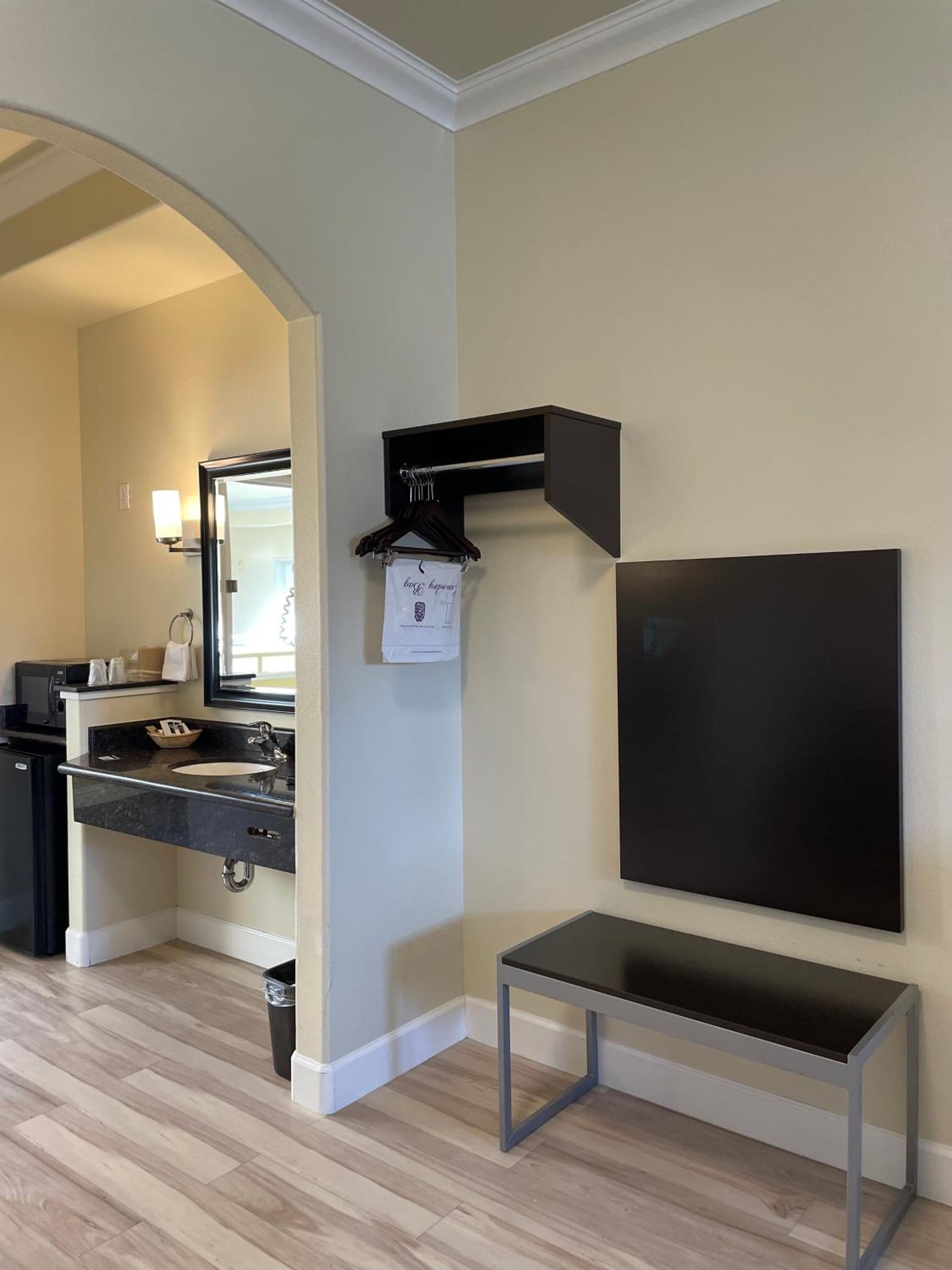 Gateway Inn and Suites San Francisco SFO Airport property views in San Bruno, CA — gallery photo 3