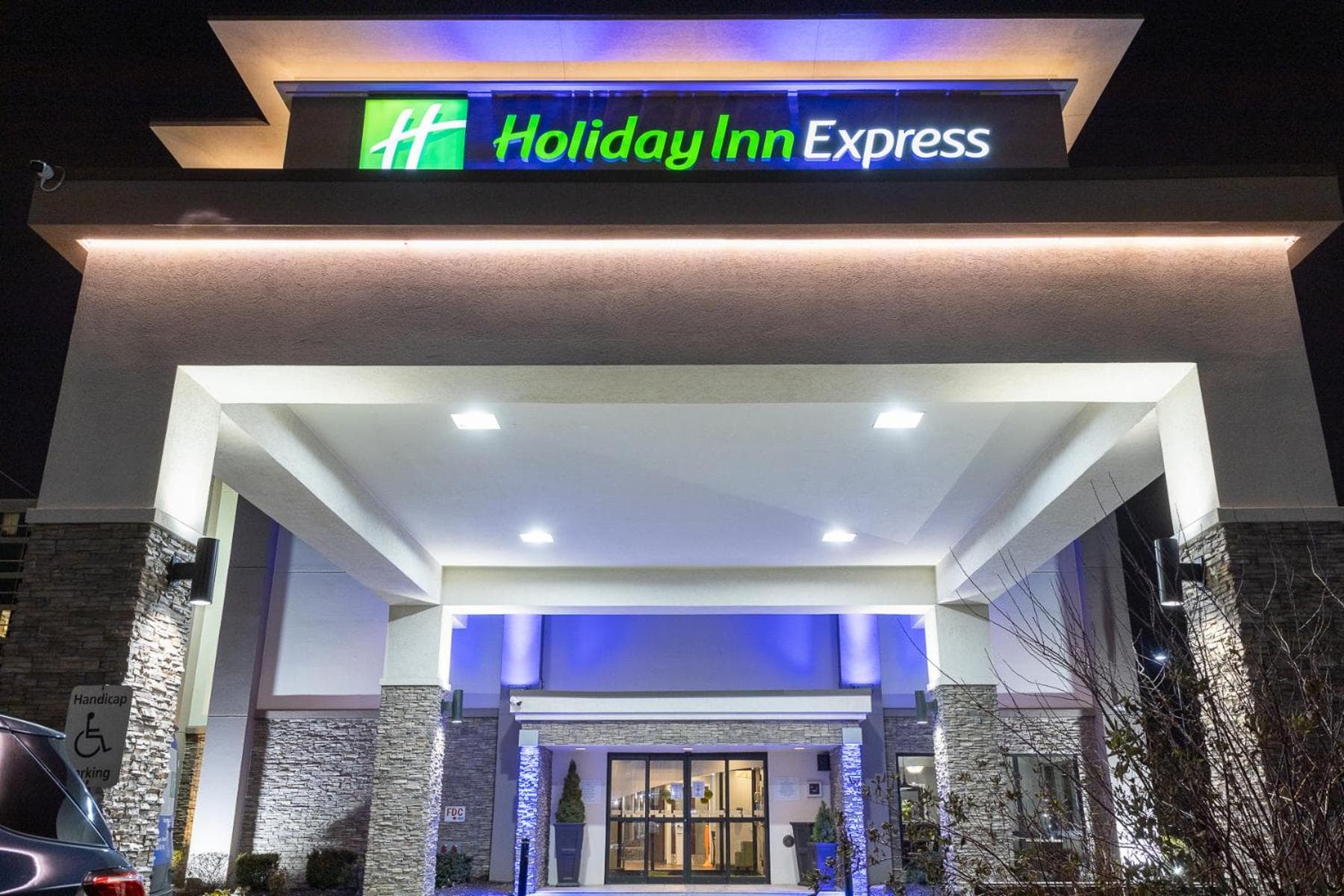Holiday Inn Express - Newark Airport - Elizabeth by IHG interior in Elizabeth, NJ — gallery photo 2
