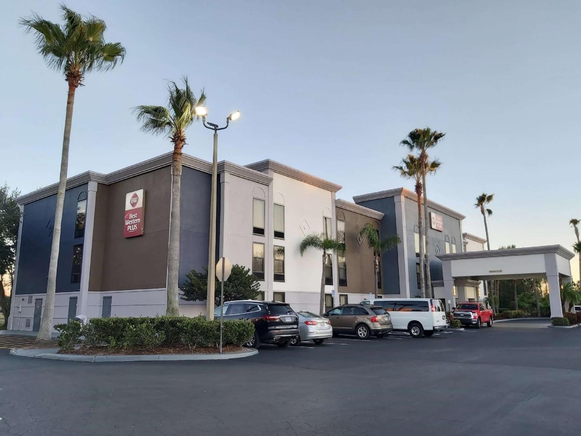 Best Western Plus Universal Inn - Free Shuttle to Universal Studios! featured exterior or lobby in Orlando, FL — similar hotel