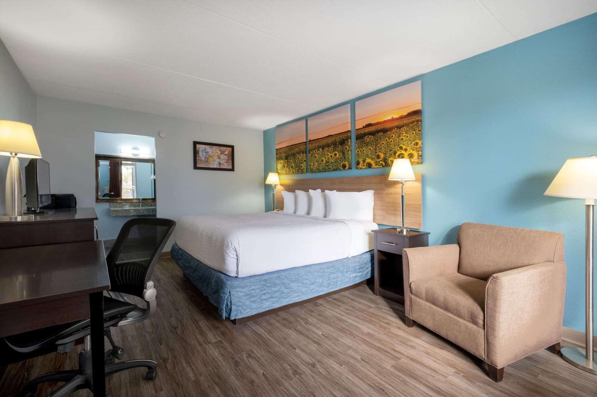 Days Inn by Wyndham Perrysburg Toledo interior in Perrysburg, OH — gallery photo 2