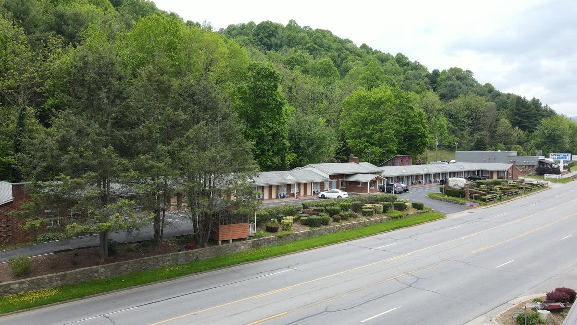 Parkway Inn featured exterior or lobby in Waynesville, NC — similar hotel