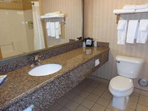 Holiday Inn Express & Suites New Buffalo, MI by IHG interior in New Buffalo, MI — gallery photo 2