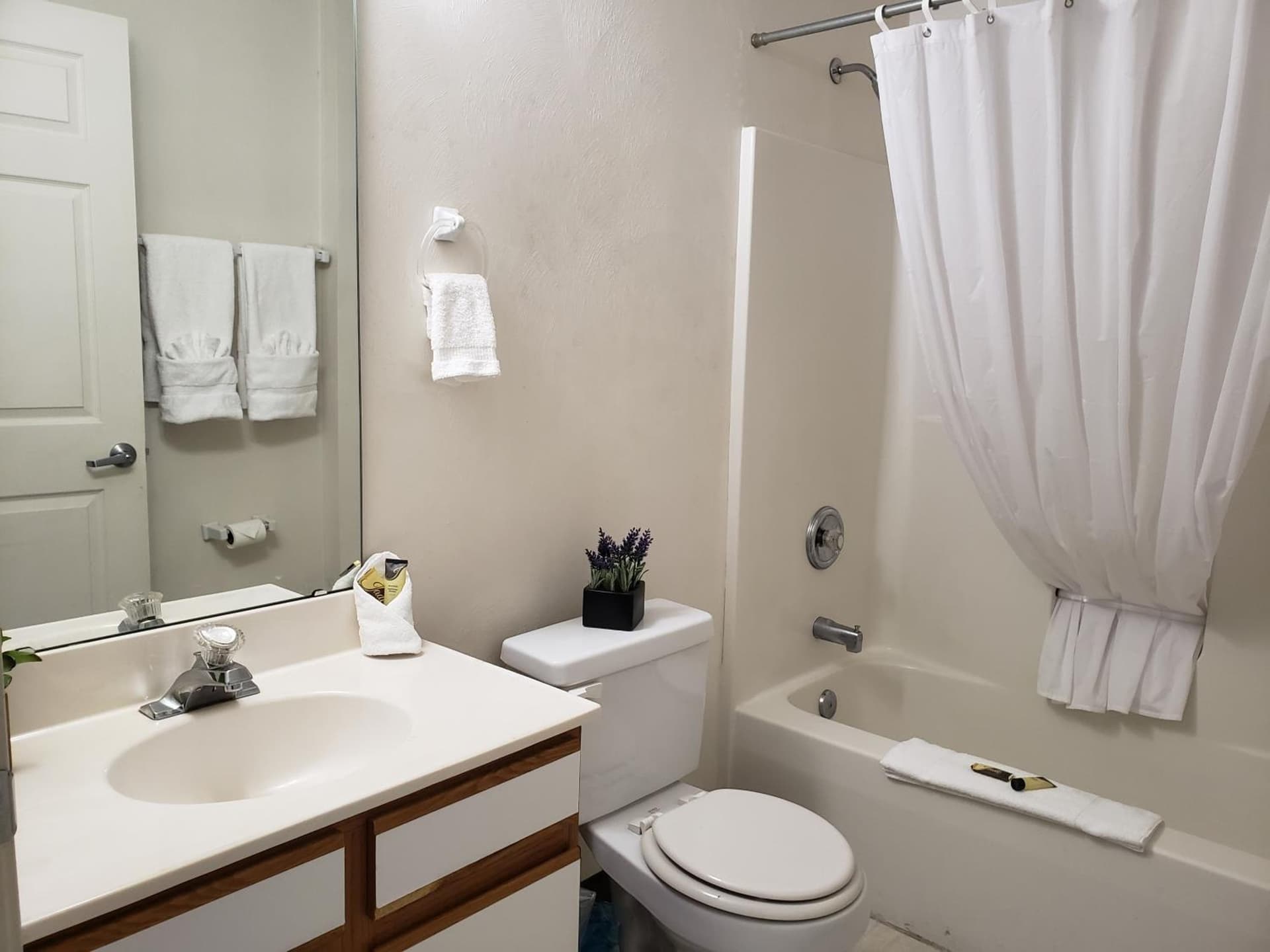 Affordable Suites Burlington gallery photo in Burlington, NC — image 5
