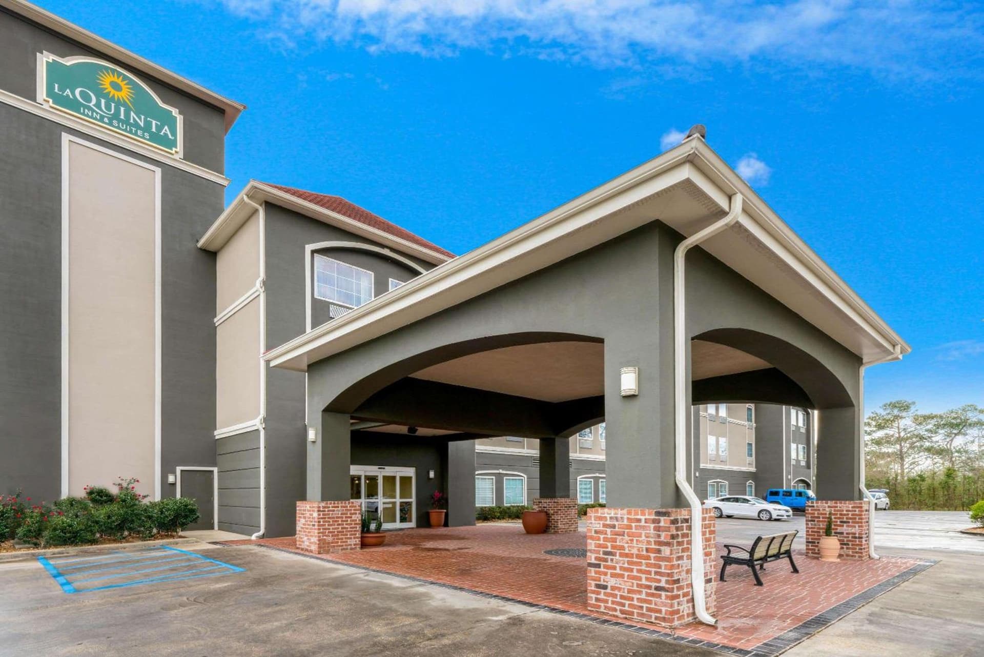 La Quinta Inn & Suites by Wyndham Broussard - Lafayette Area interior in Broussard, LA — gallery photo 2