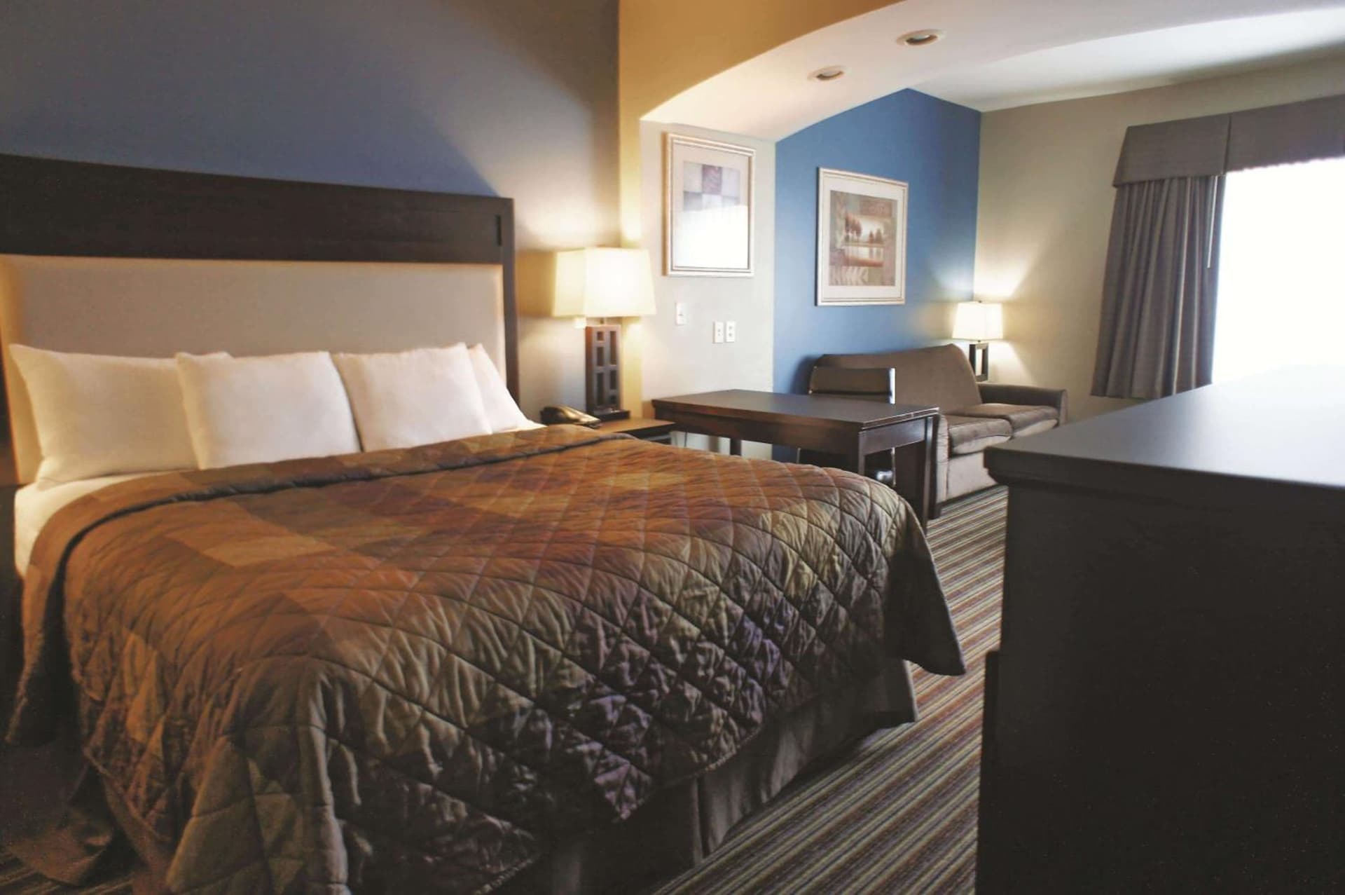 La Quinta Inn & Suites by Wyndham Broussard - Lafayette Area interior in Broussard, LA — gallery photo 2