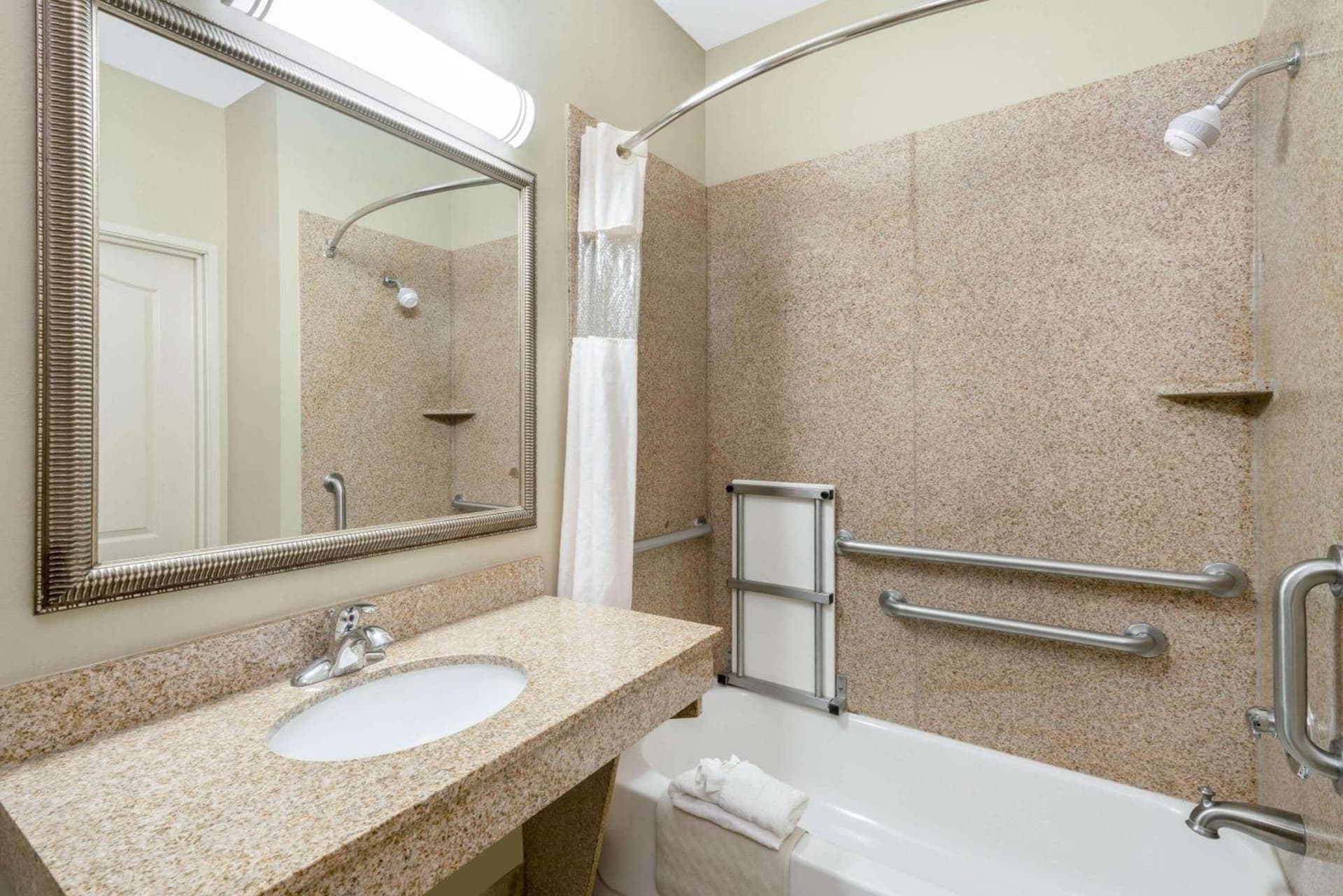 La Quinta Inn & Suites by Wyndham Broussard - Lafayette Area gallery photo in Broussard, LA — image 6