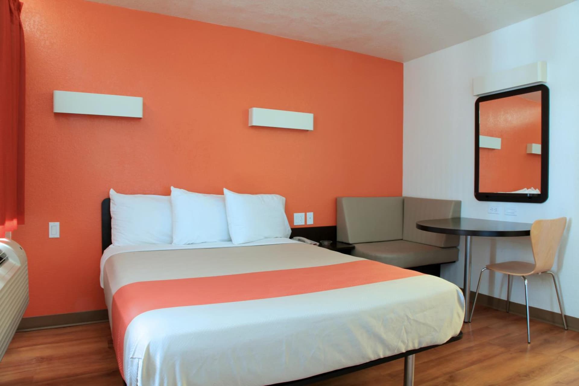 Motel 6 Old town Scottsdale Fashion Square gallery photo in Scottsdale, AZ — image 25